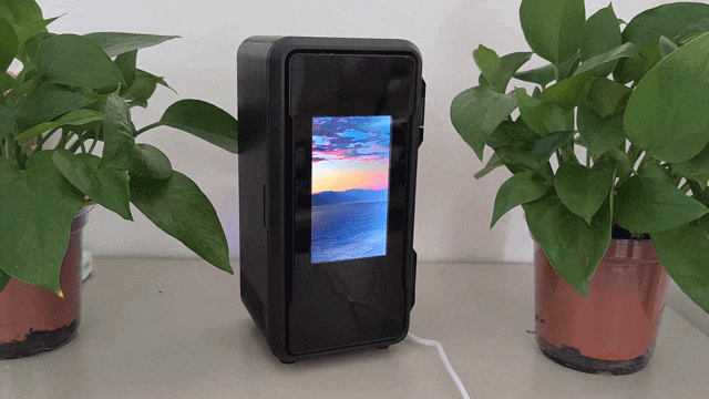 冷蔵・保温1台2役！カスタマイズ可能なスクリーン付きの超小型冷温庫