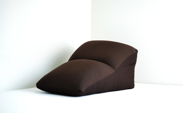 ヒトにやさしい姿勢を追求。整体師推奨の新発想ワーキングギア『よつん