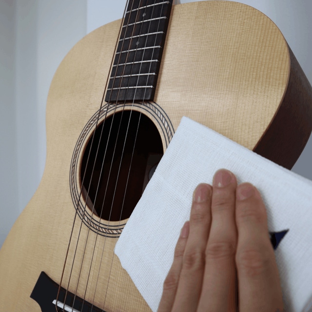 大切なギターをプロテクト！老舗シール会社が作った魔法のピックガード