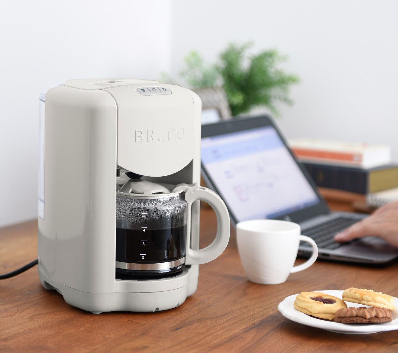 BRUNOから遂に！スイッチひとつで、挽きたてが愉しめるミル付き