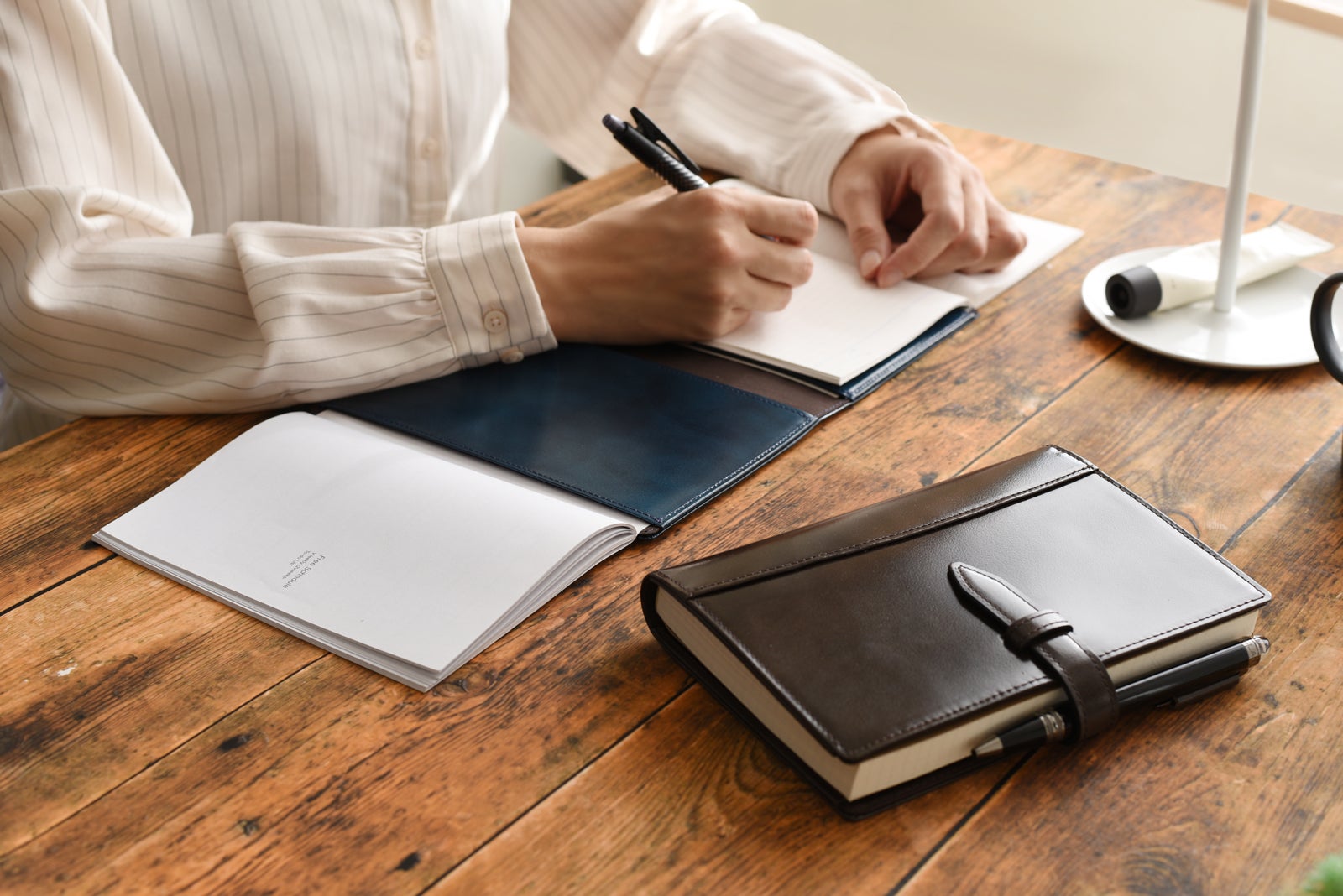 2冊同時フルフラットで使える高級感と利便性に特化したYOSHINAノート