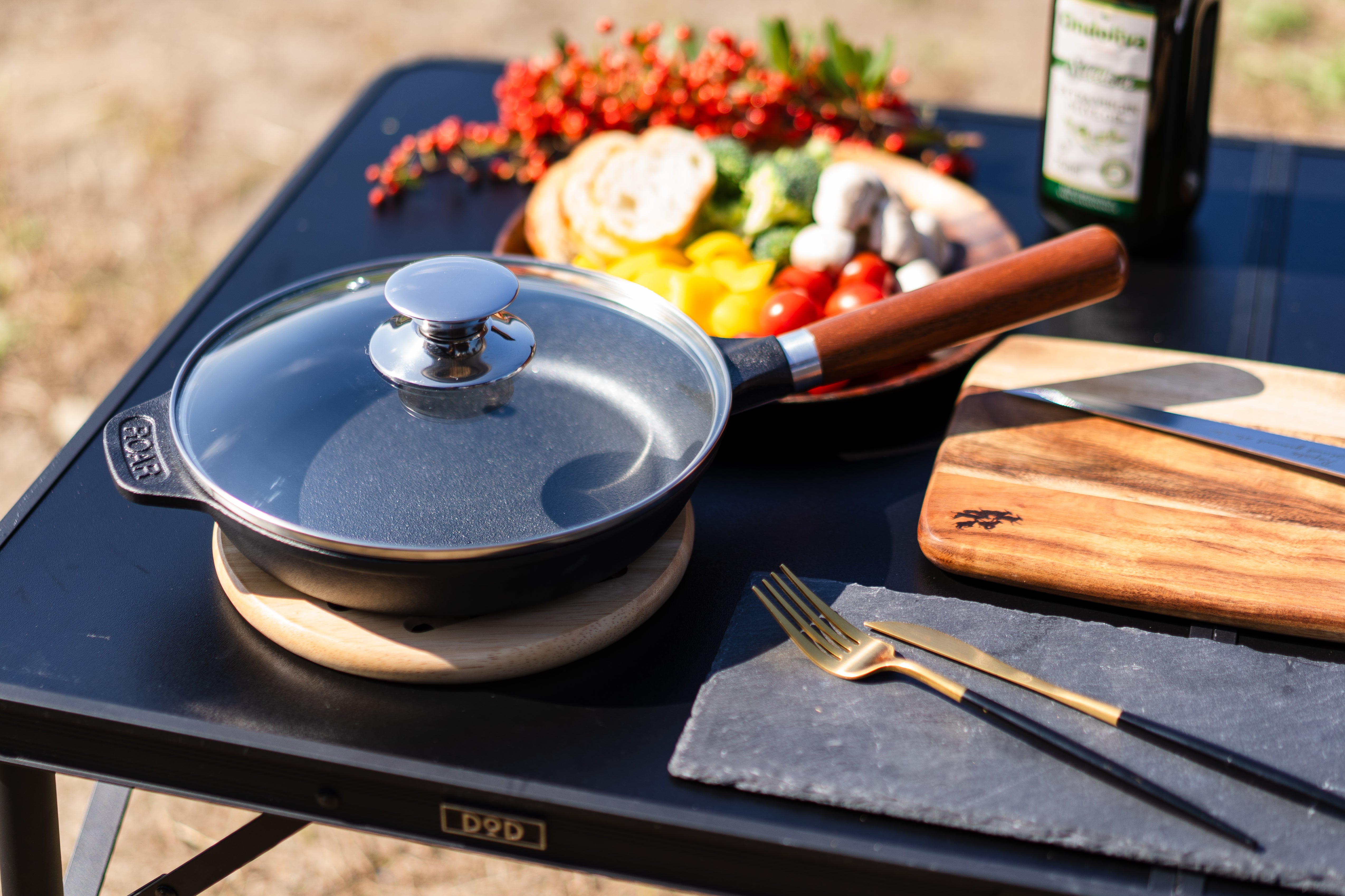 ROAR鋳鉄フライパン260mm 蓋、鍋敷き付き – Makuake STORE