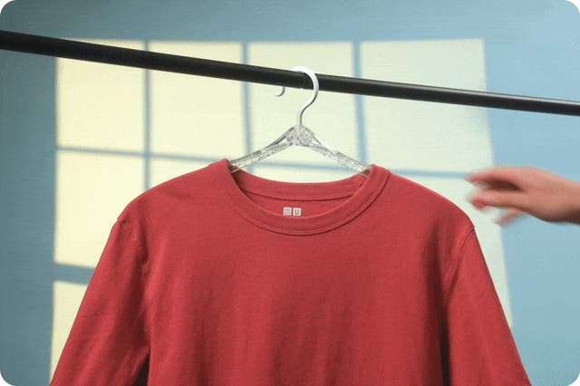 ひねるだけで取り出し可能！新感覚の折りたたみ式ハンガーで時短＆衣類