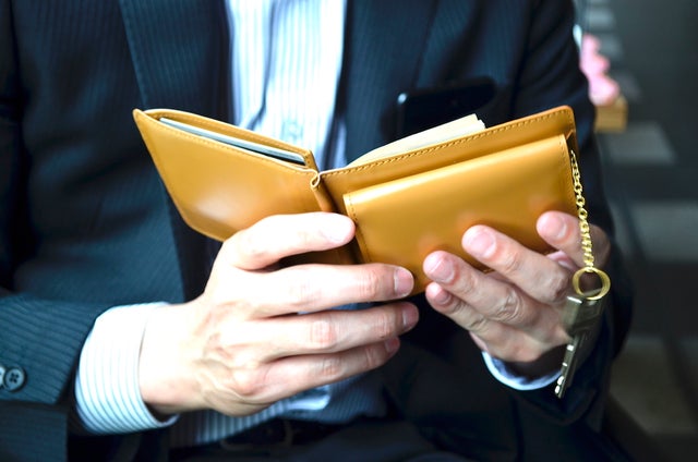 大容量をコンパクトに持ち歩く！ツヤが美しいガラスレザーの