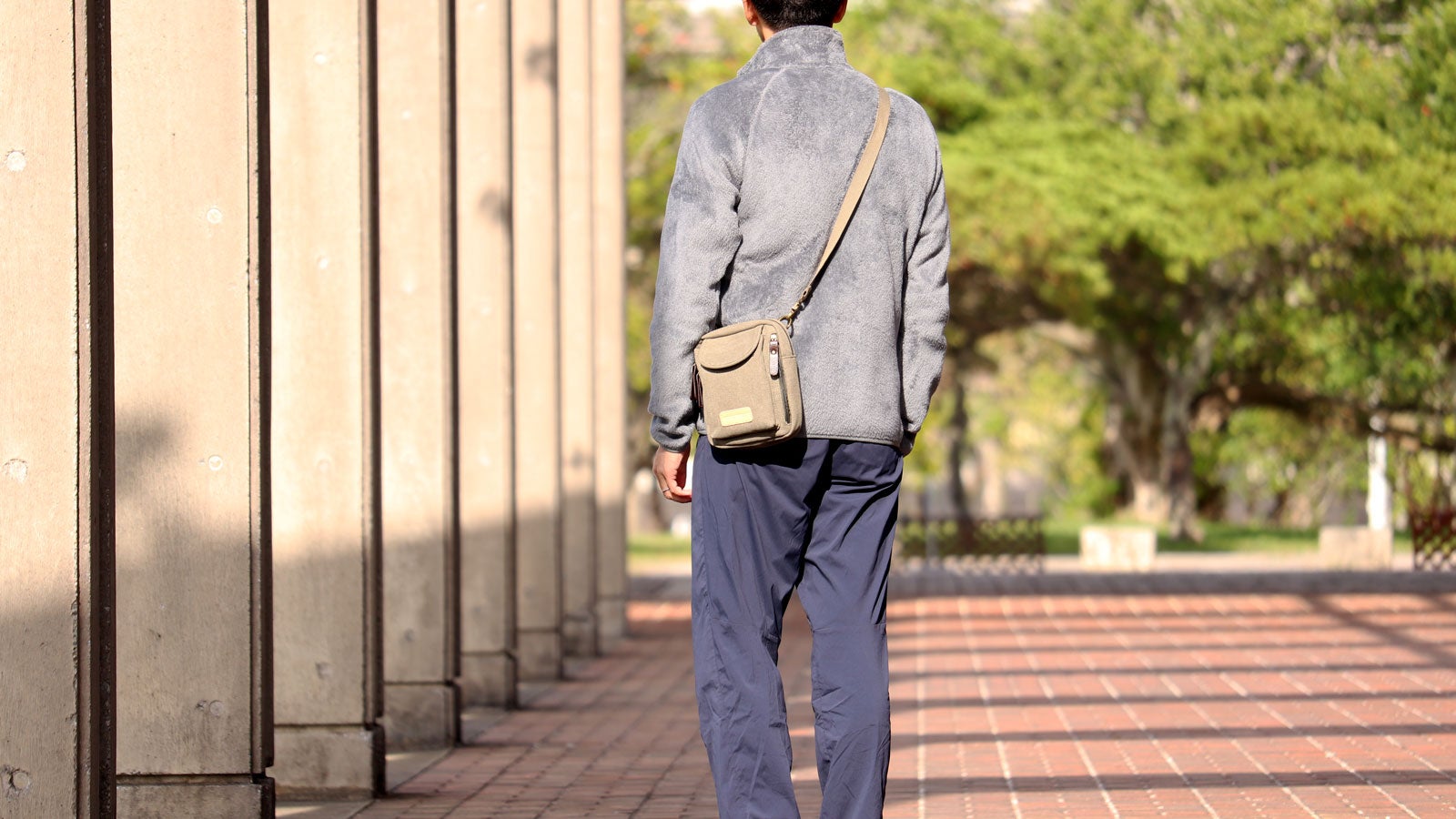 ちょっとした外出、旅行に！大きなスマホや長財布が入る軽量帆布ミニ