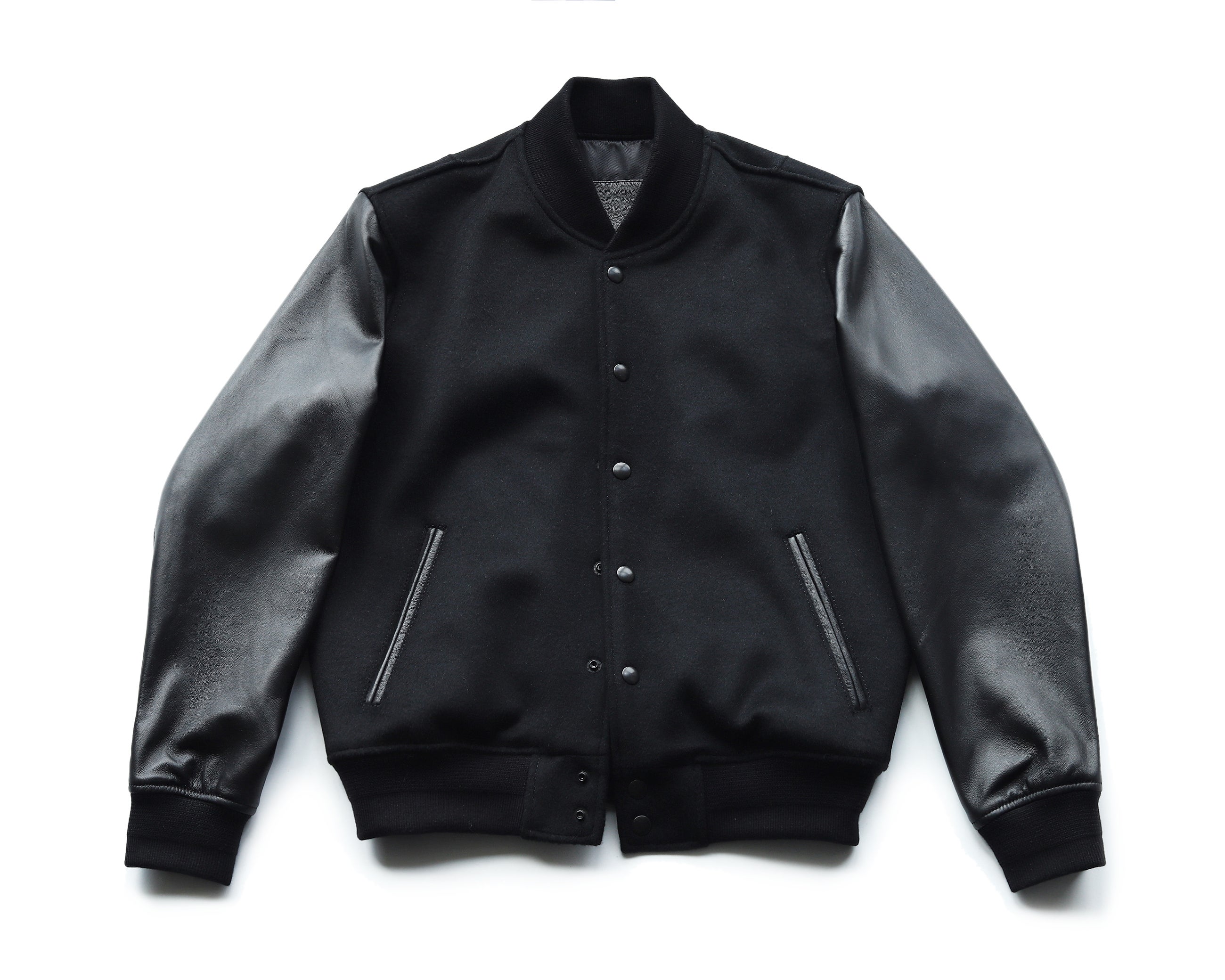 レザー×ウールの異素材コンビで魅せる、スタイリッシュなスタジャンを1