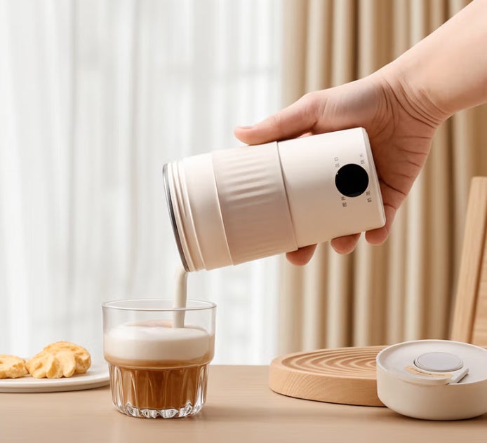 カフェを持ち歩く】極上なミルク泡を1ボタンで、タンブラー型ミルク