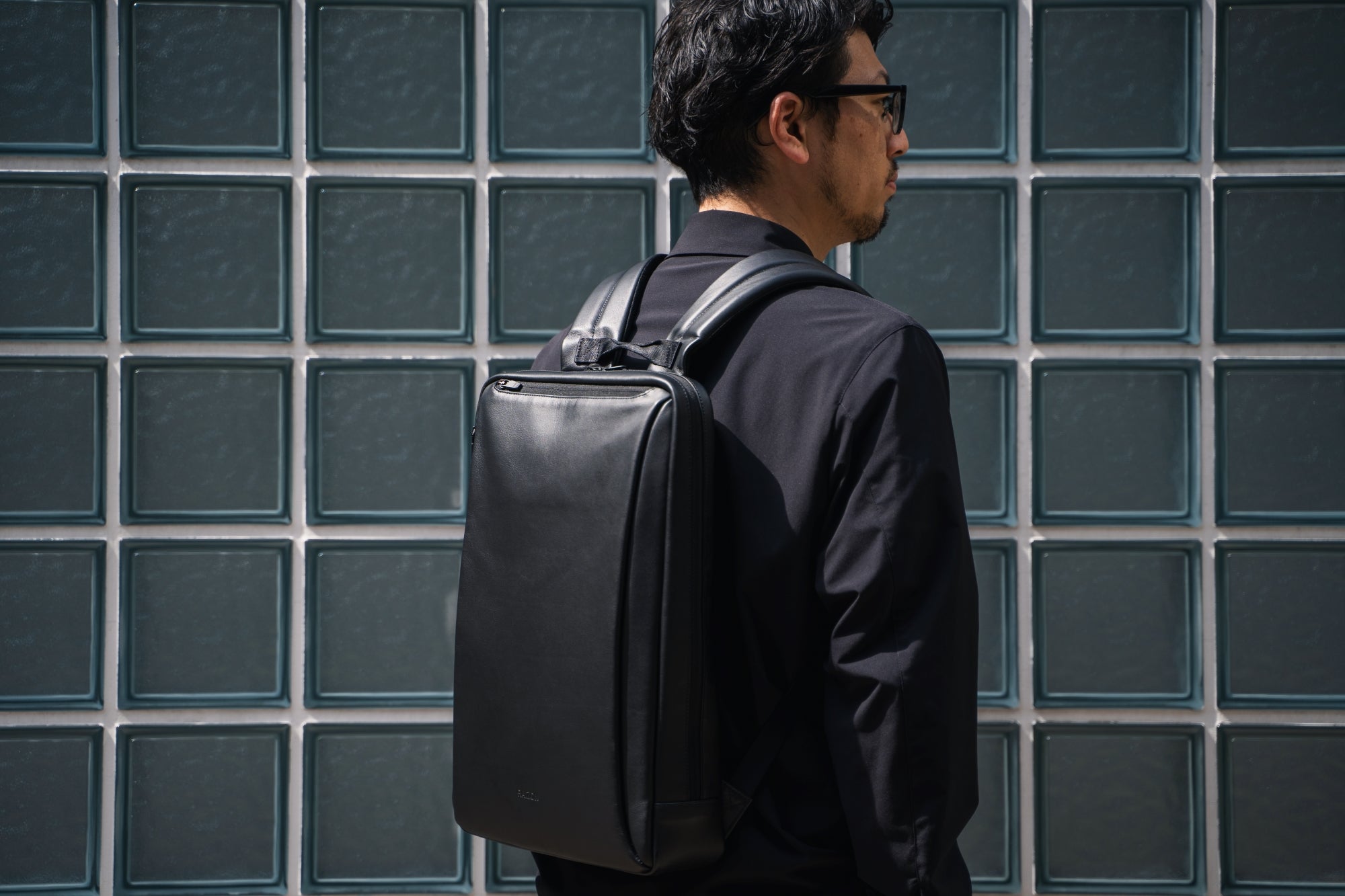 豊岡企画｜疲れにくいレザーリュック。撥水性とスマート構造で通勤を