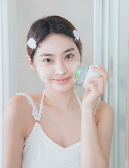 1分洗顔で潤い肌】LED美容ライト搭載音波洗顔ブラシでわたし史上最高の
