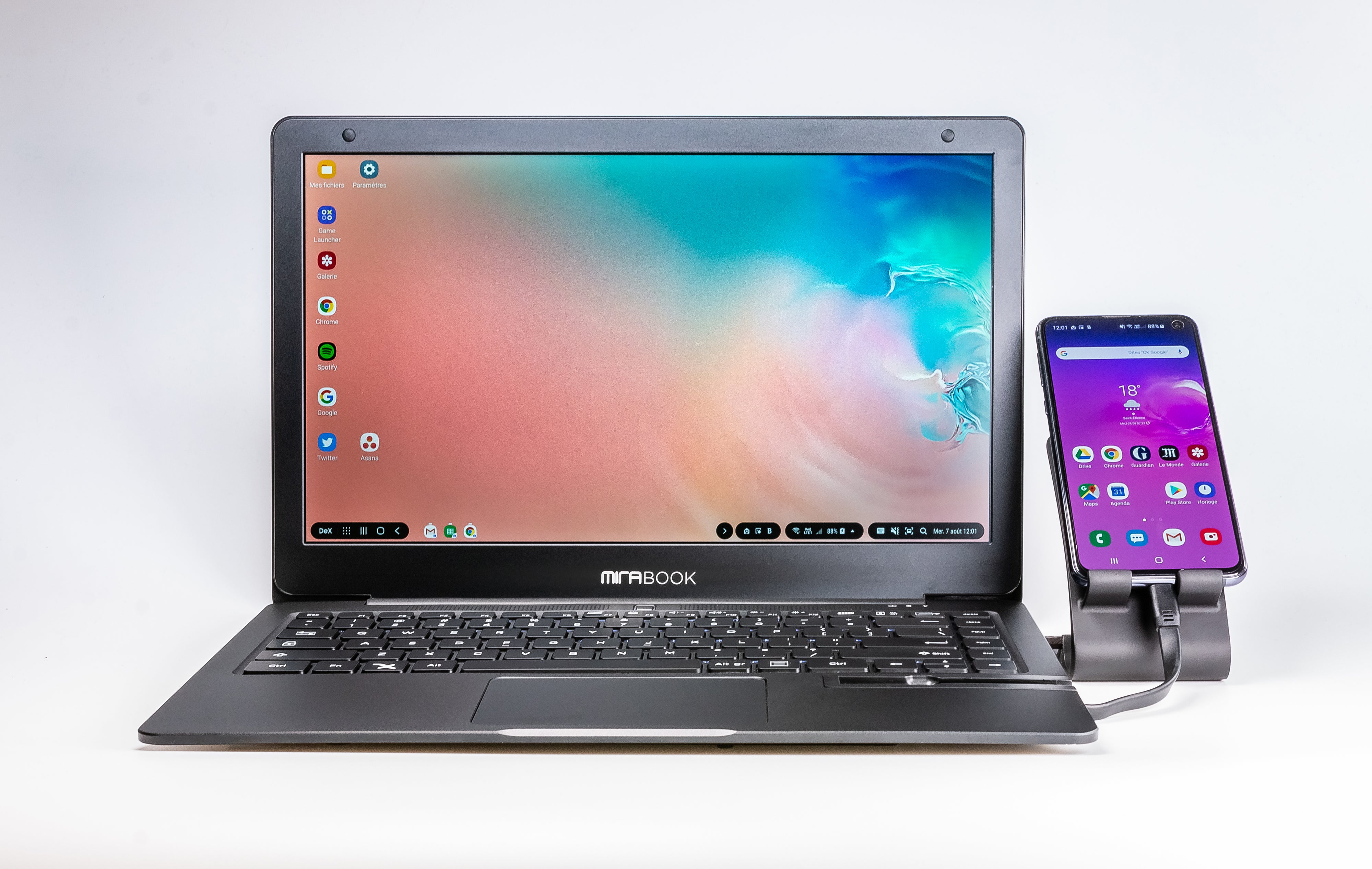 スマホと接続するだけで完全なデスクトップ体験を提供する新デバイス