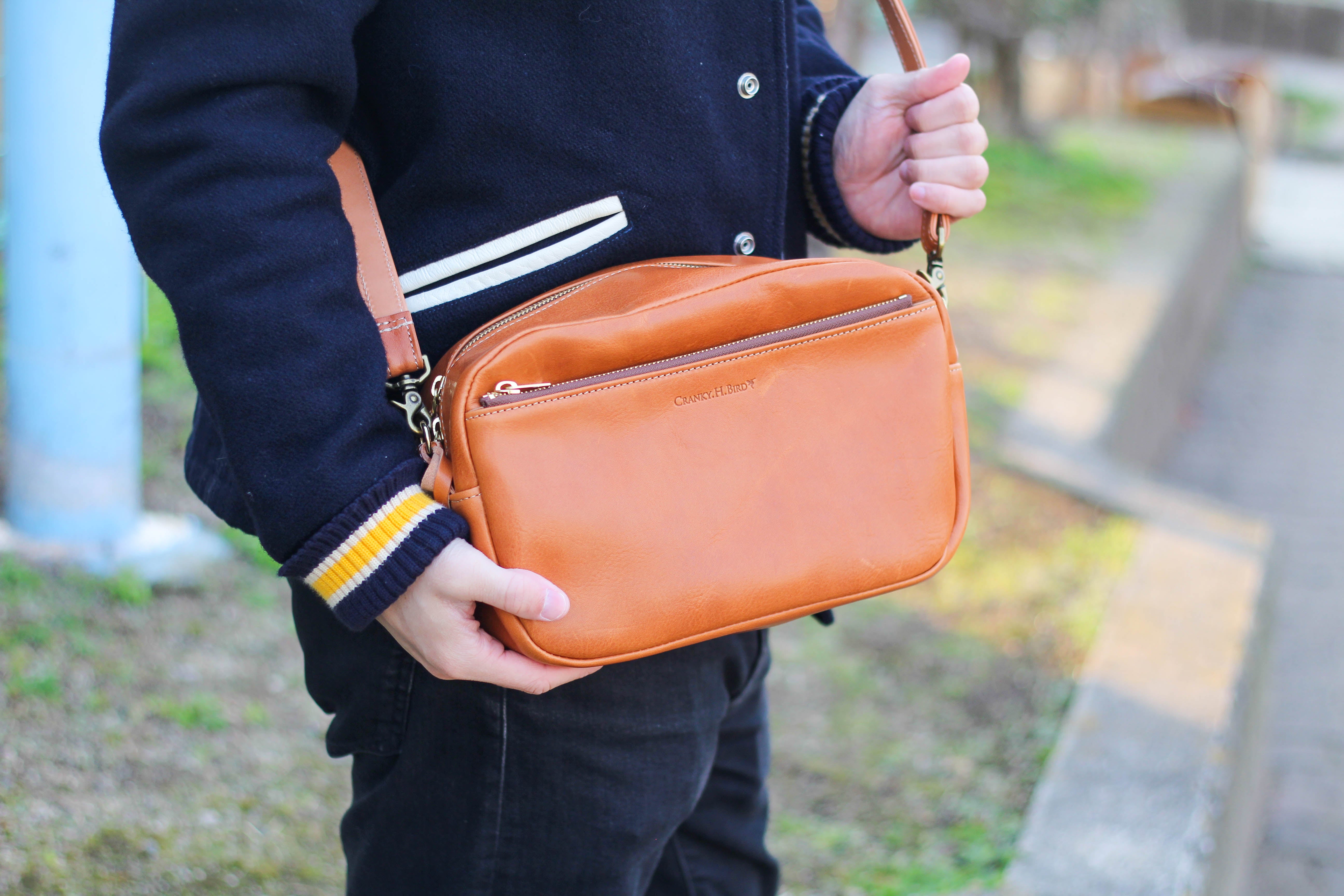 大容量×本革】ゆったり使える「大人のショルダーバッグ」でスマートな