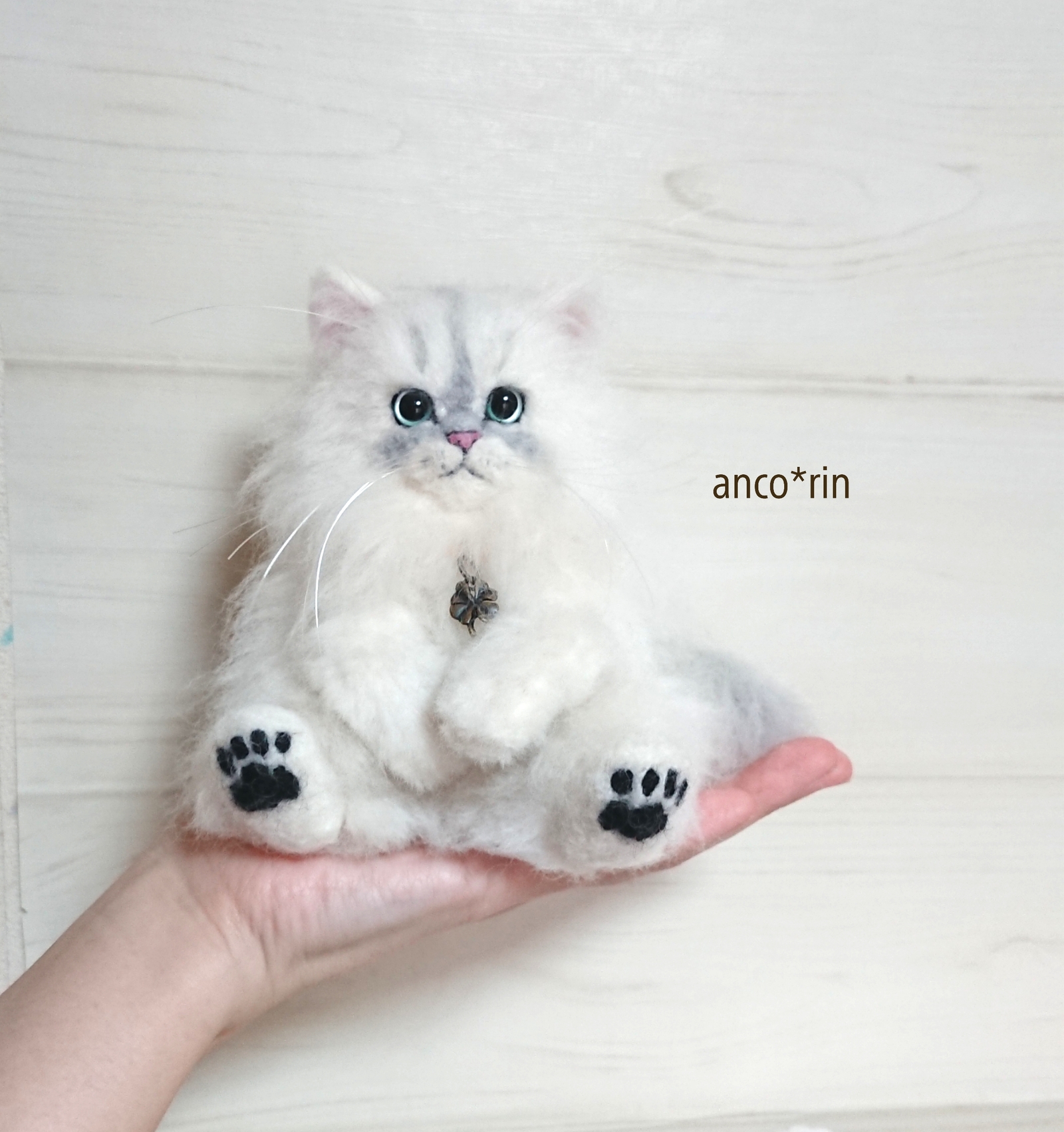 羊毛フェルト 猫 お座りチンチラシルバー ふわふわ子猫ちゃん - ANCO