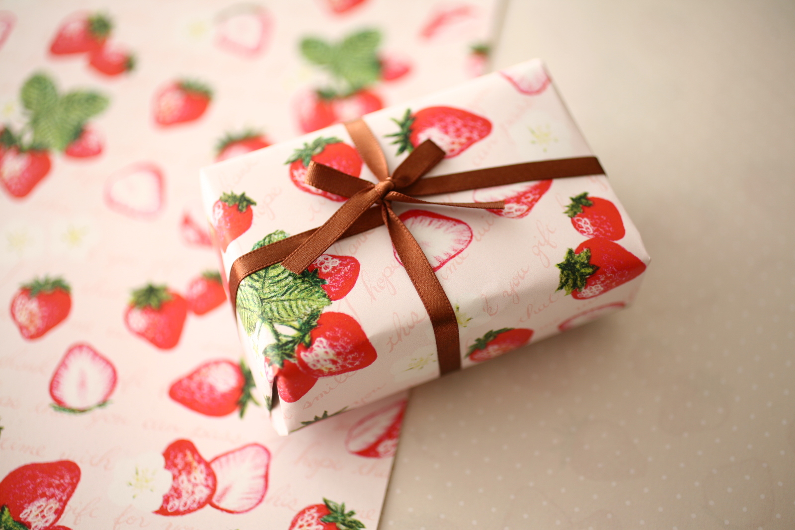 いちごのデザインペーパー A4 （ピンク） - sweets cafe GALLERY