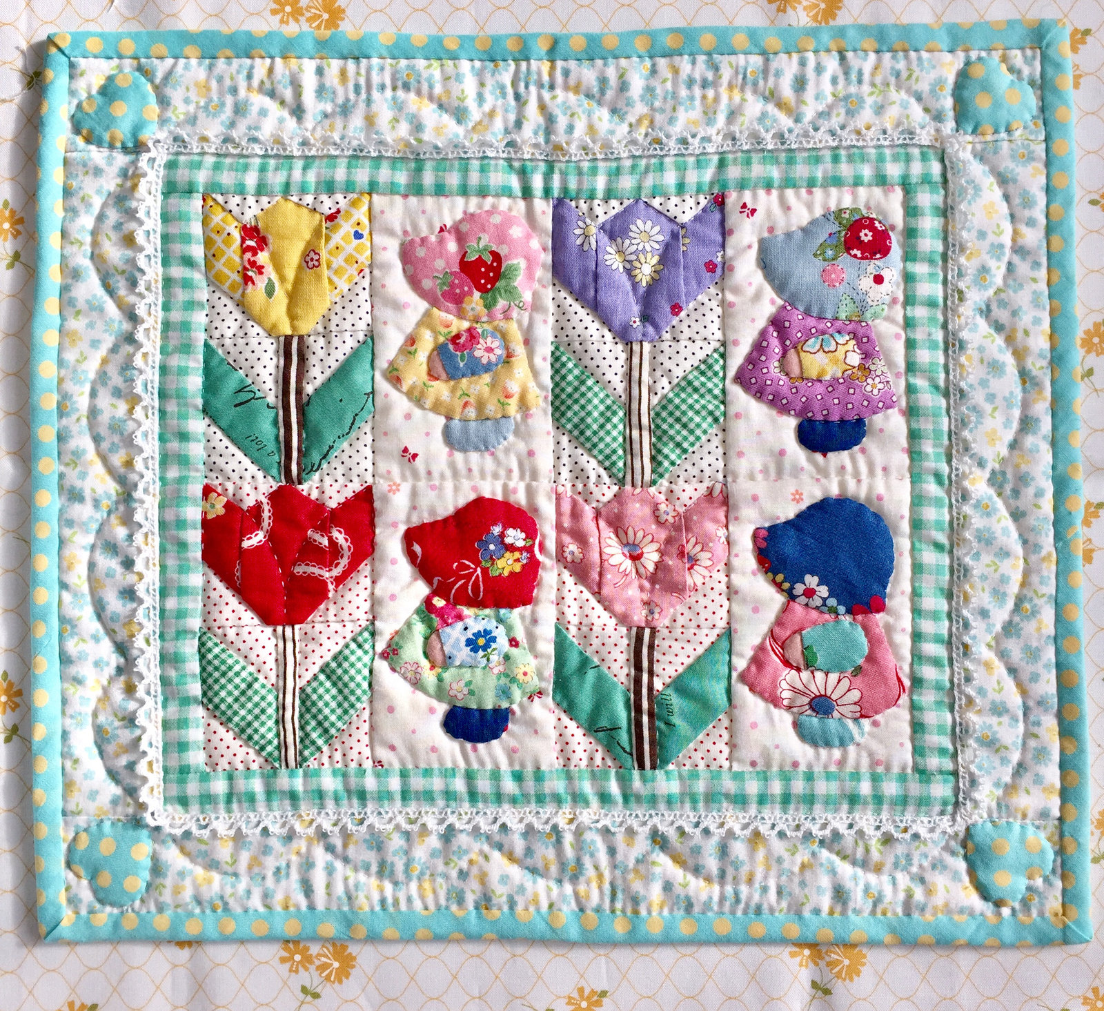 パッチワークキルト・スーとチューリップのミニキルト