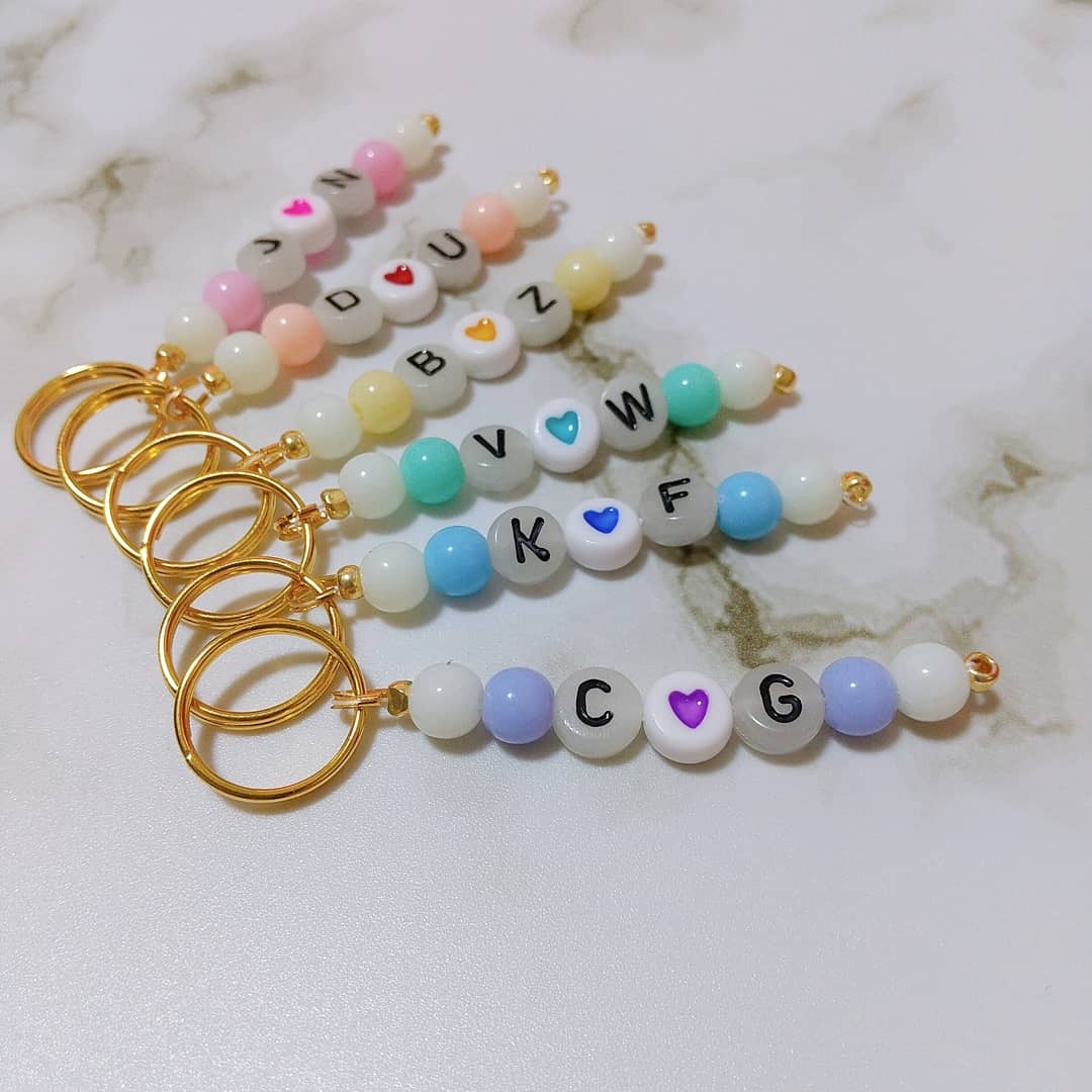 ビーズキーホルダー　オーダー　韓国　ビーズストラップ　イニシャル　NCT チソン 文字変更◉ 選べるストラップ♡人気！ビーズキーホルダー 韓国 ビーズ
