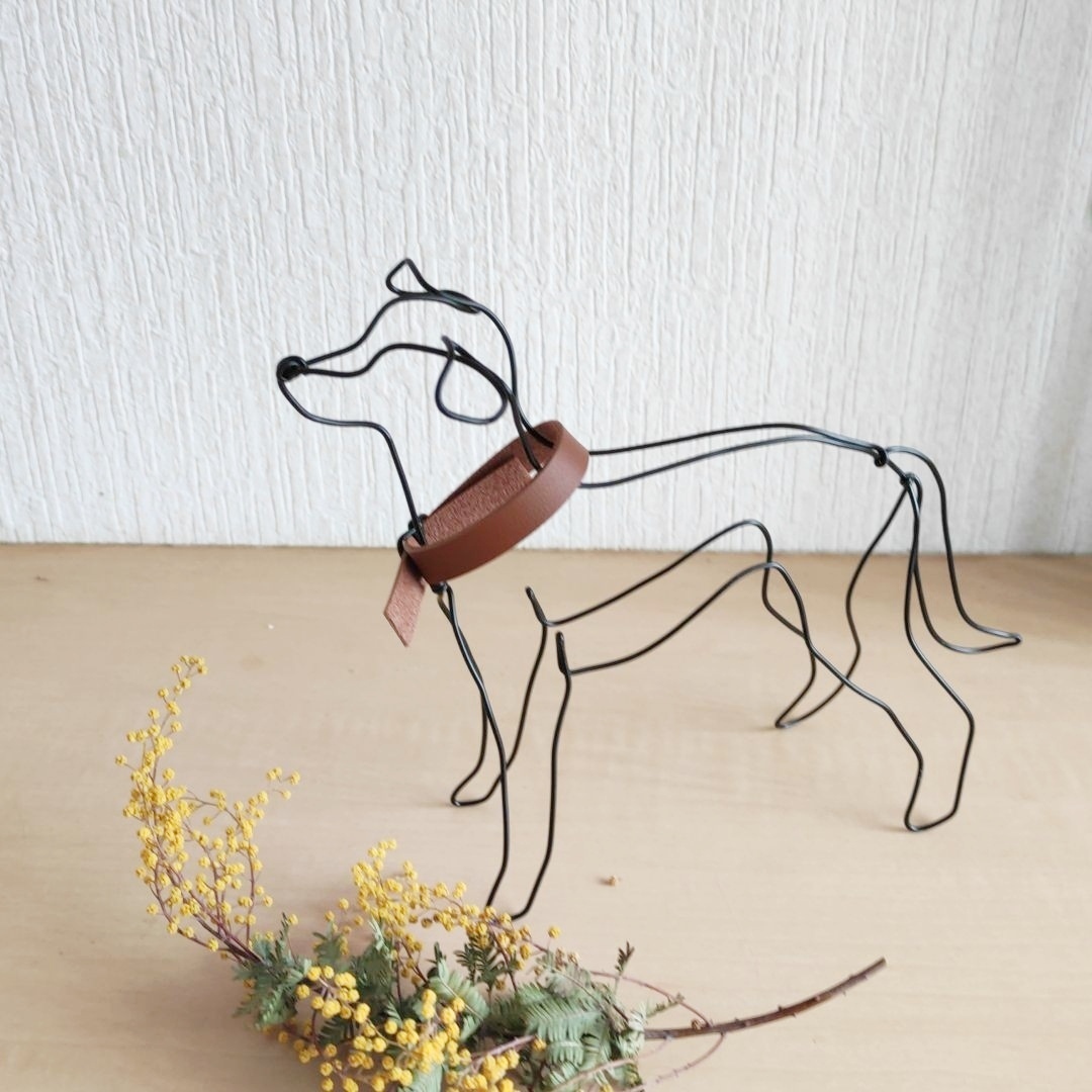 こっちを見てるミニチュアシュナウザーのワイヤーアート 夜の工作