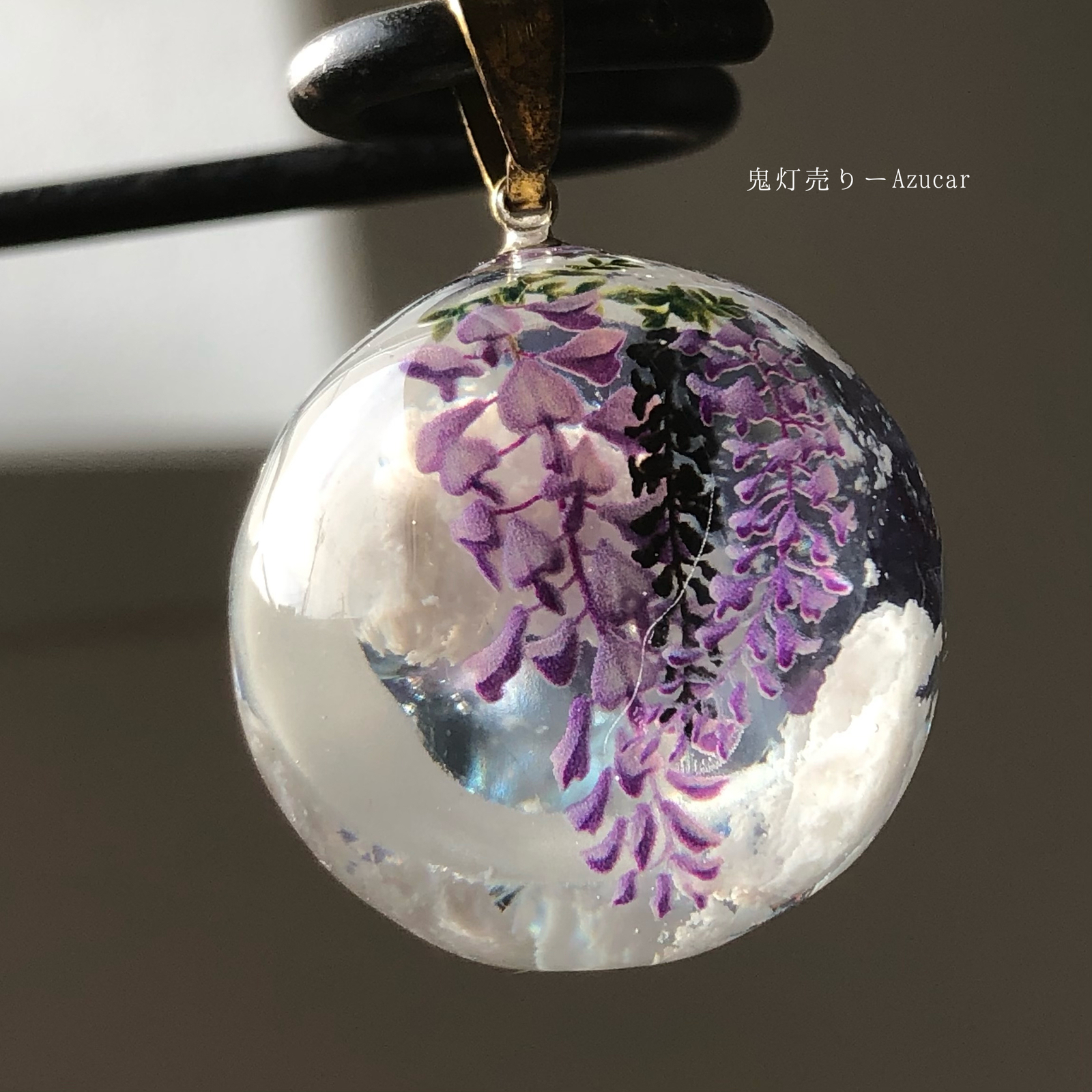 朝焼けの空の風に吹かれる藤の花。 雲レジン オルゴナイト 蓄光三日月