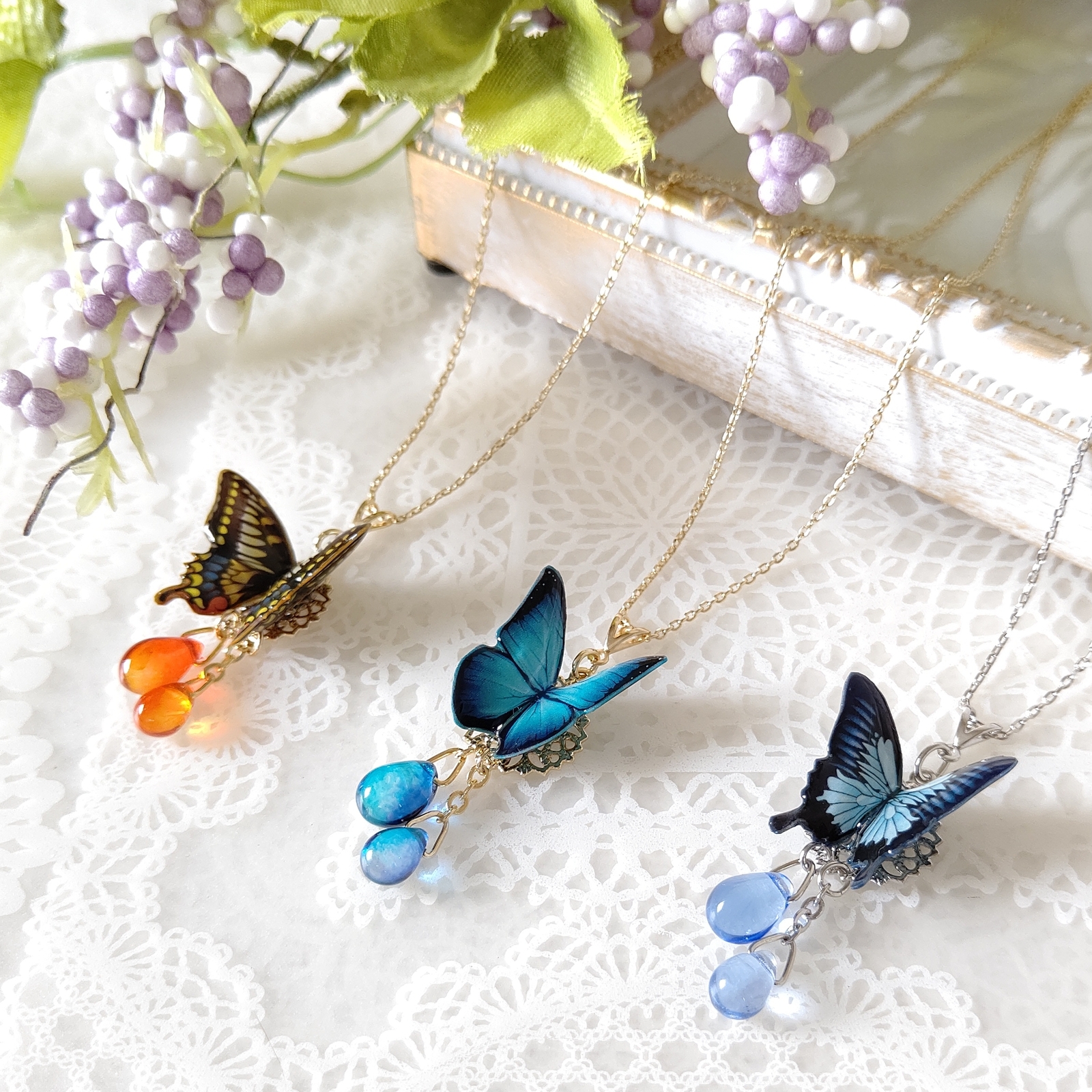 チェコビーズと羽ばたく蝶々のネックレス。アゲハ蝶 オオルリアゲハ