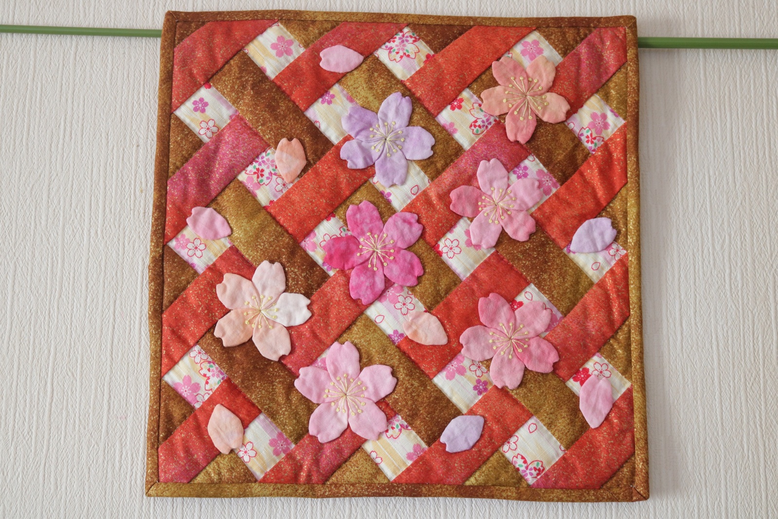 パッチワークのミニタペストリー《サクラサク》 - キルト和 | minne