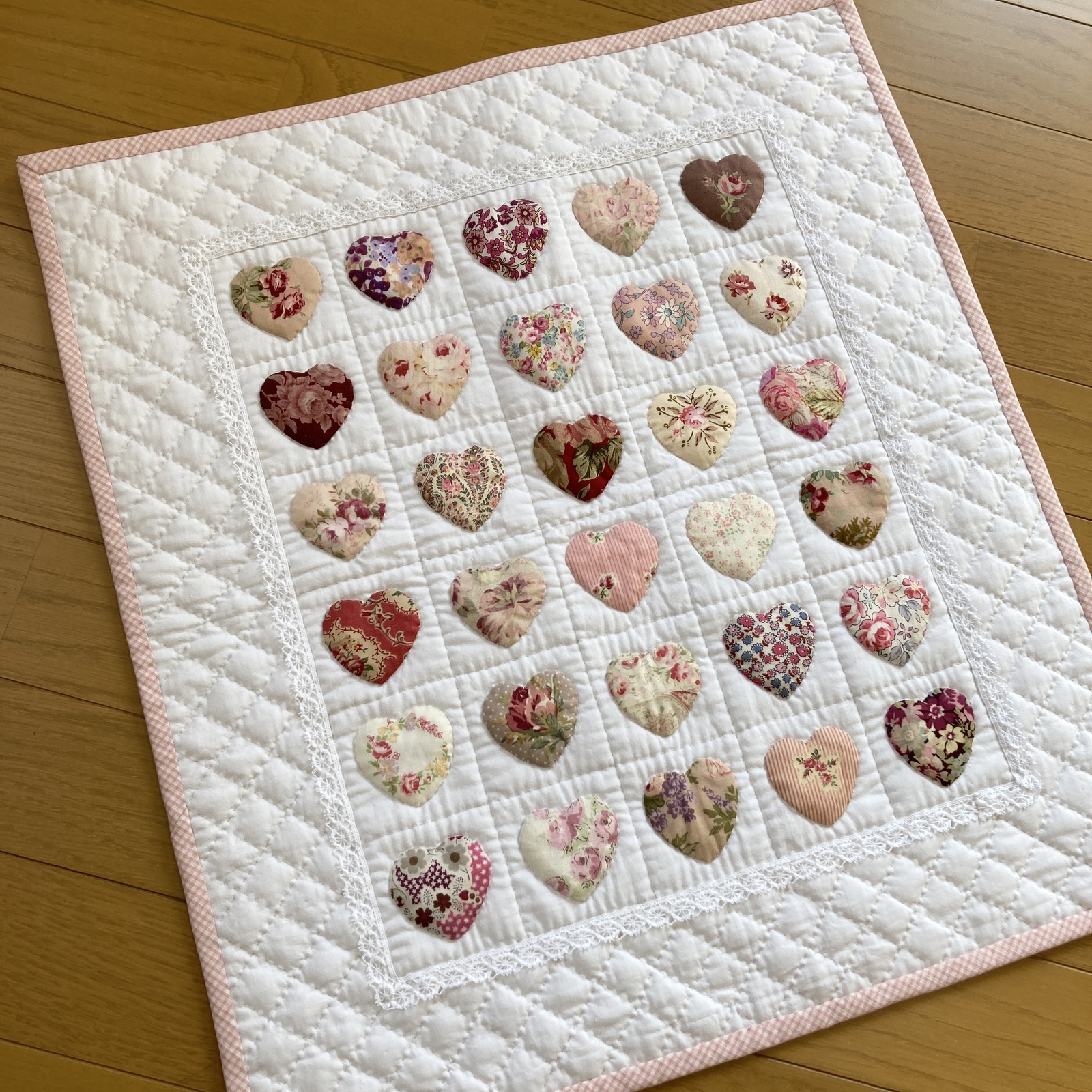 064 ハートのパッチワークタペストリー パッチワークキルト