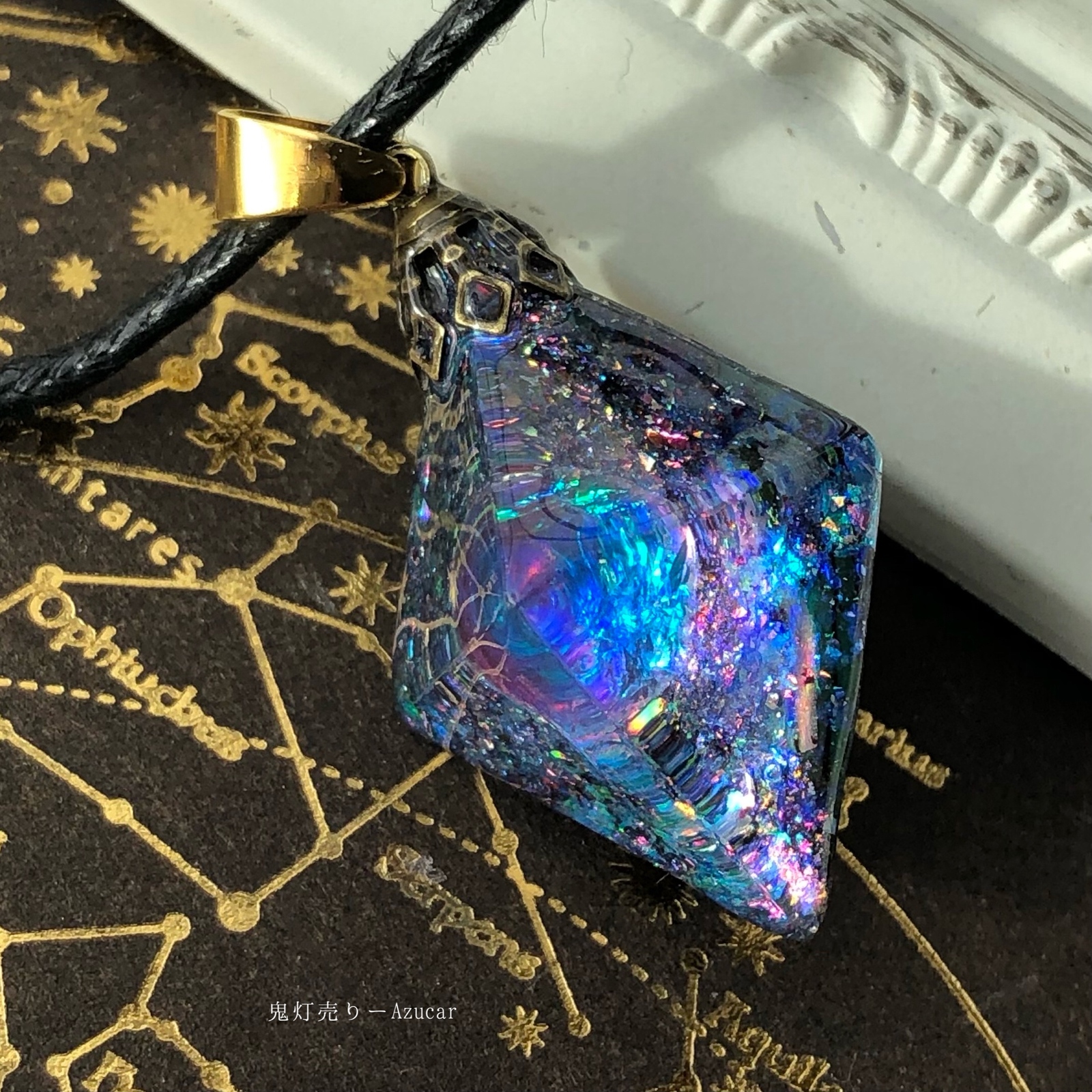 バイカラーサファイアの光を集めて。オルゴナイト蓄光宇宙レジン