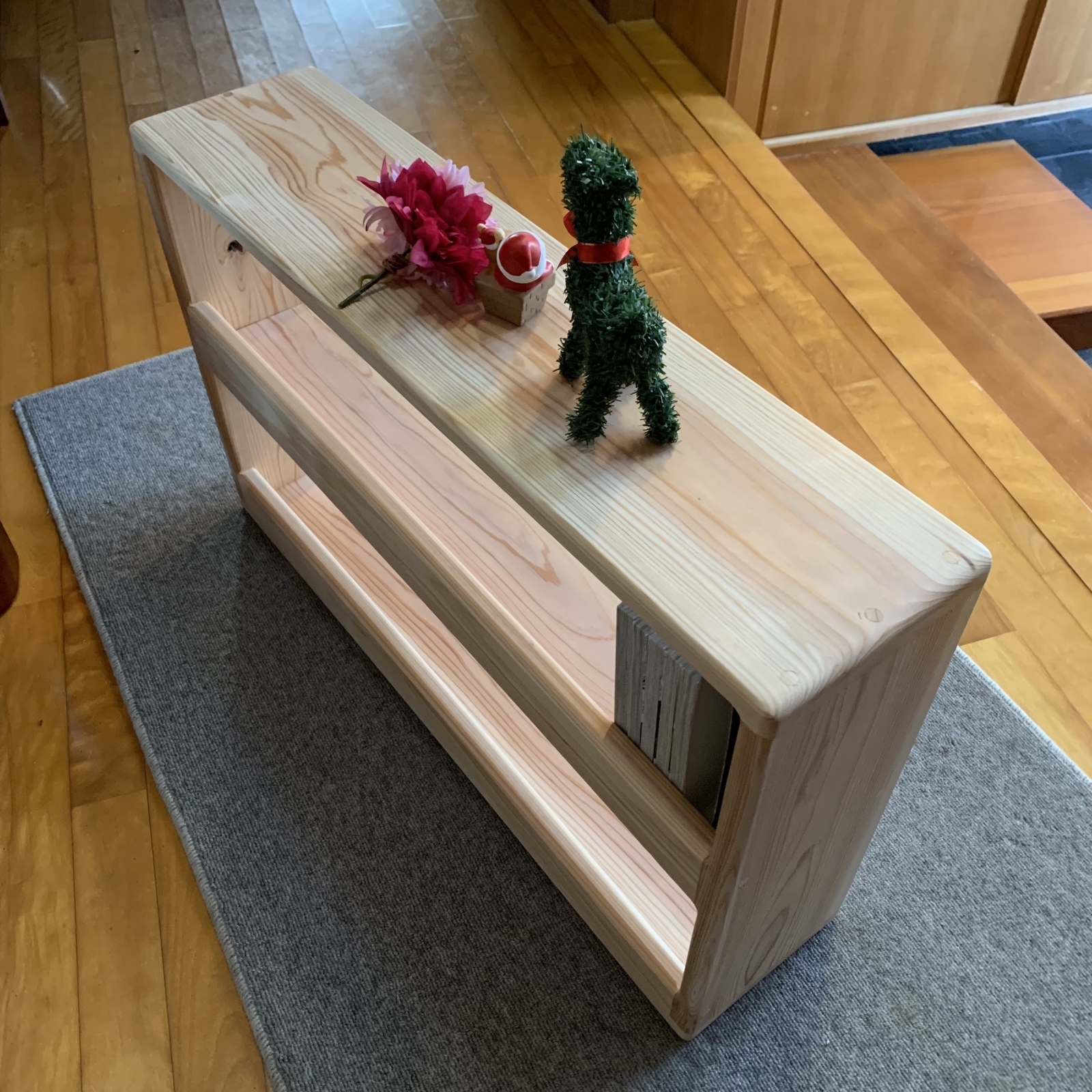 杉の天然木 ブックシェルフ 新作「角のない優しいシェルフ」無垢 収納