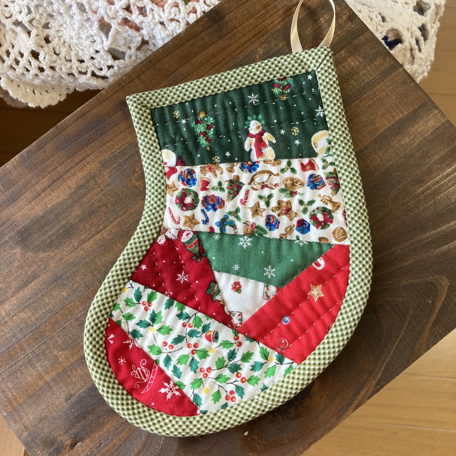 052-c クリスマスブーツのパッチワークキルト 壁やツリーにかけられ
