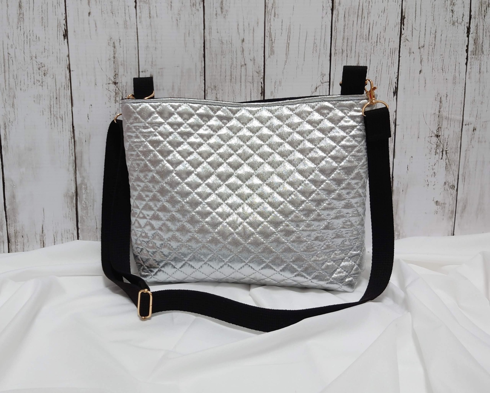 ショルダーバッグ／シルバー／サテン／キルティング／ラメ／ポケット