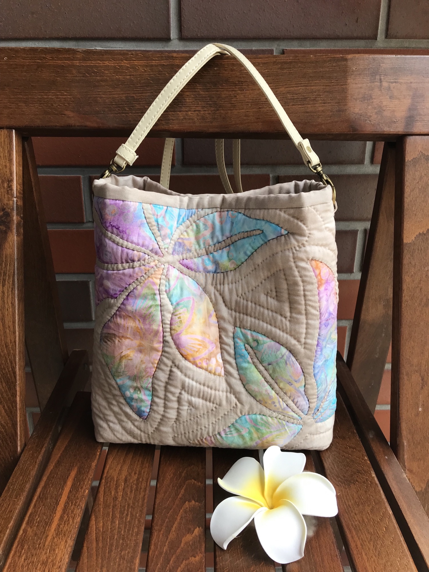 再販)ハワイアンキルト🌺プルメリアとリーフの斜めがけバック