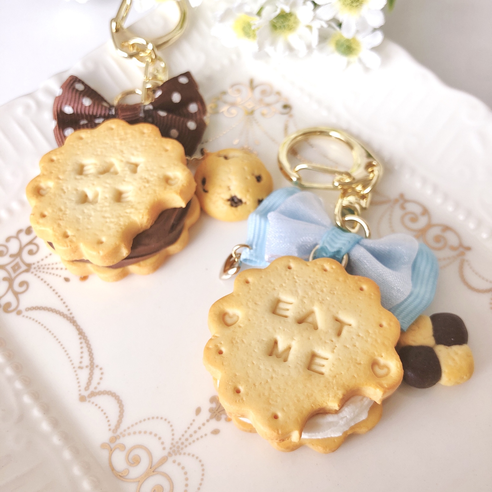 アリス風かじりかけクッキーのキーホルダー/ネックレス - coco*usachi