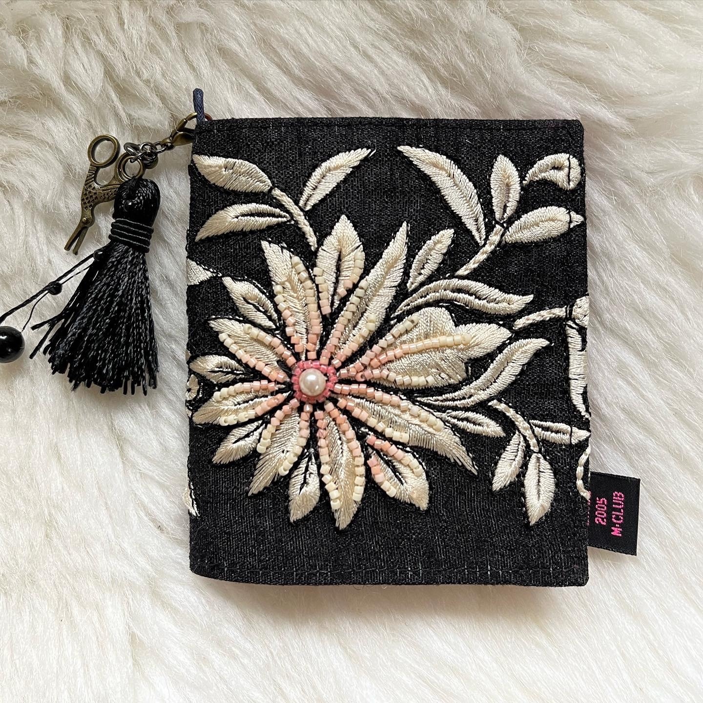 インド刺繍リボンにビーズ刺繍プラスの小さなニードルブック - 絵夢