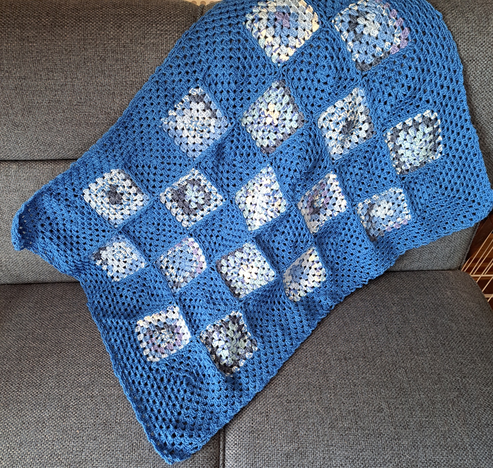 オパール毛糸で編んだグラニースクエアモチーフのブランケット