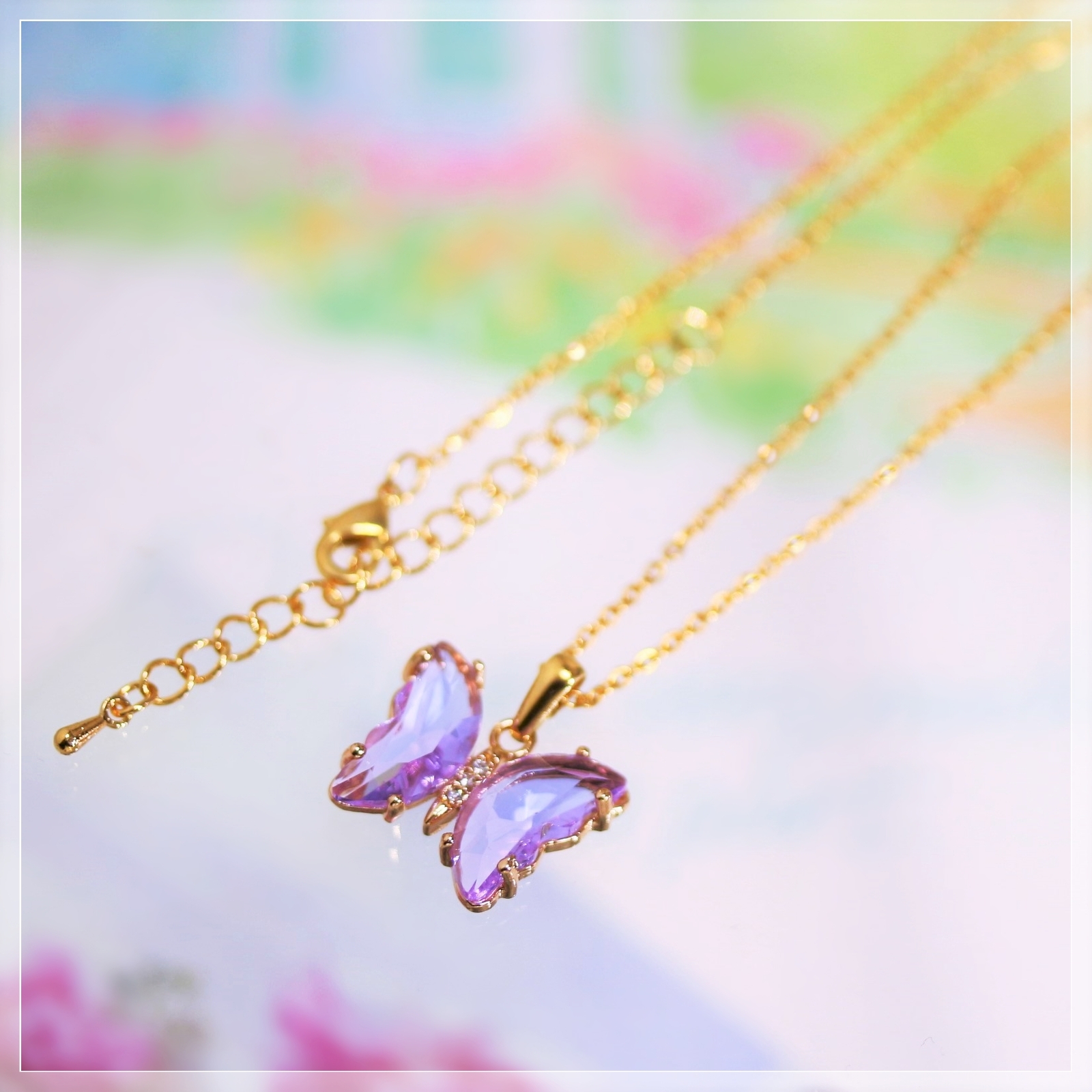 色が変わる 硝子の蝶ネックレス アレキサンドライトカラーペンダント
