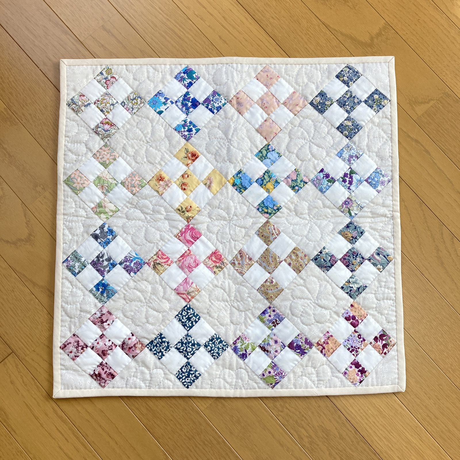 124 ナインパッチのパッチワークタペストリー パッチワークキルト