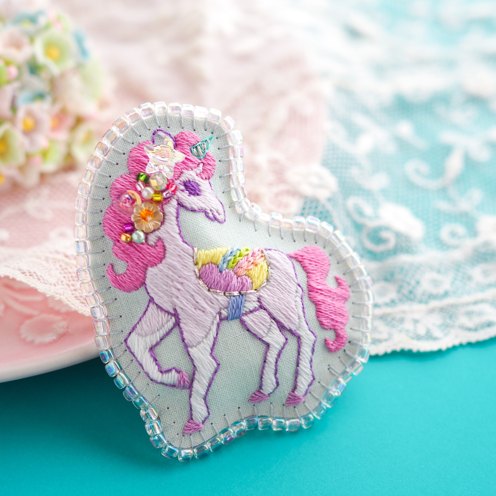 刺繍ブローチ「夢の国のユニコーンさん」 - spica-pika おとぎの森の