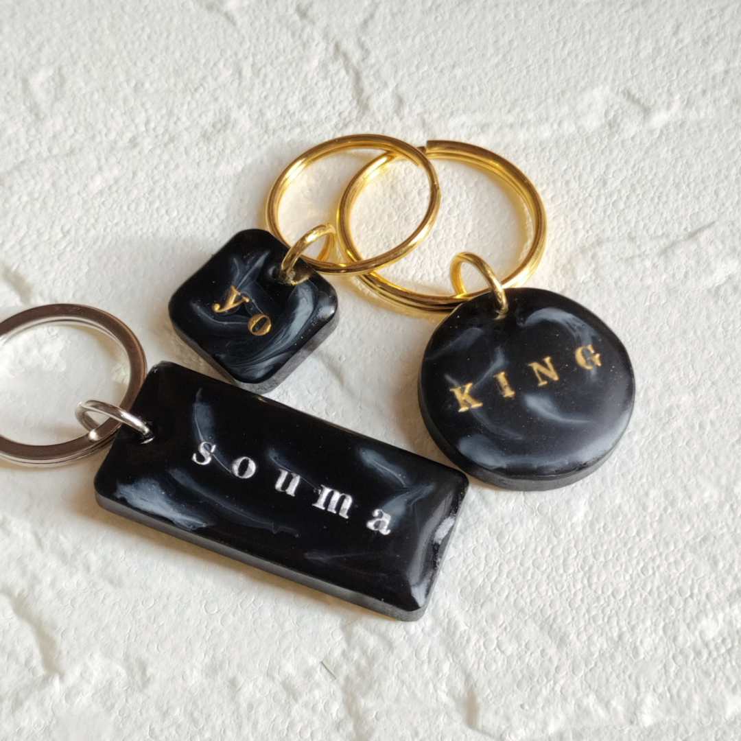 名前入り】ブラックレジンのキーホルダー☆キーリング☆男性への