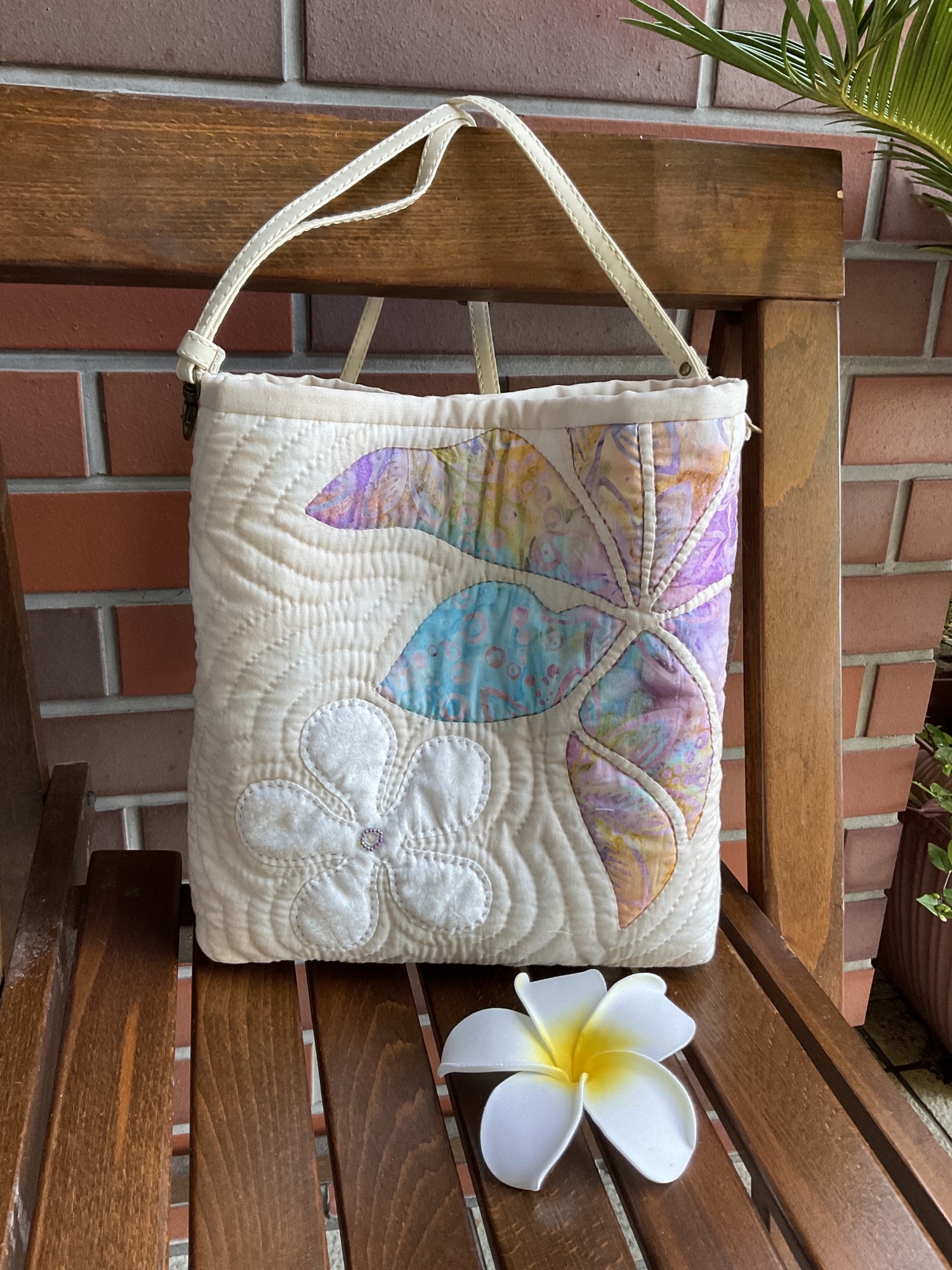 再販)ハワイアンキルト🌺プルメリアとリーフの斜めがけバック