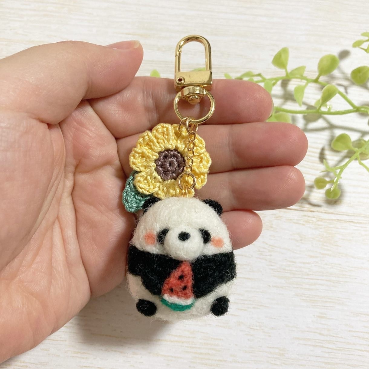 ♡すいかをほおばる夏のパンダキーホルダー♡羊毛フェルトのパンダ