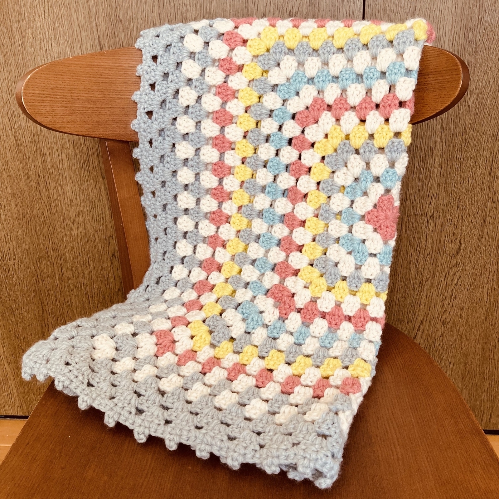 レトロポップなグラニースクエアのブランケット マルチカバー かぎ針