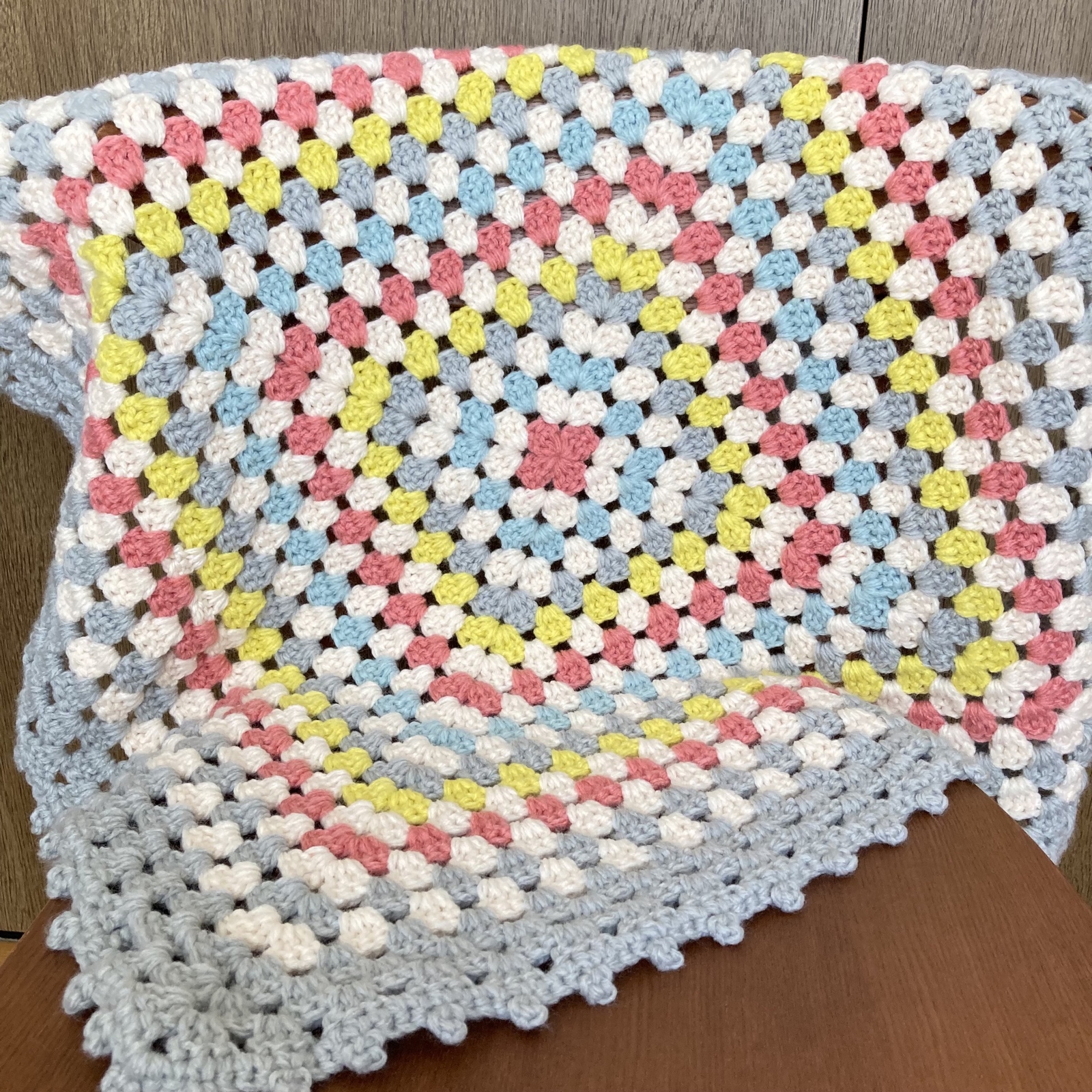 レトロポップなグラニースクエアのブランケット マルチカバー かぎ針