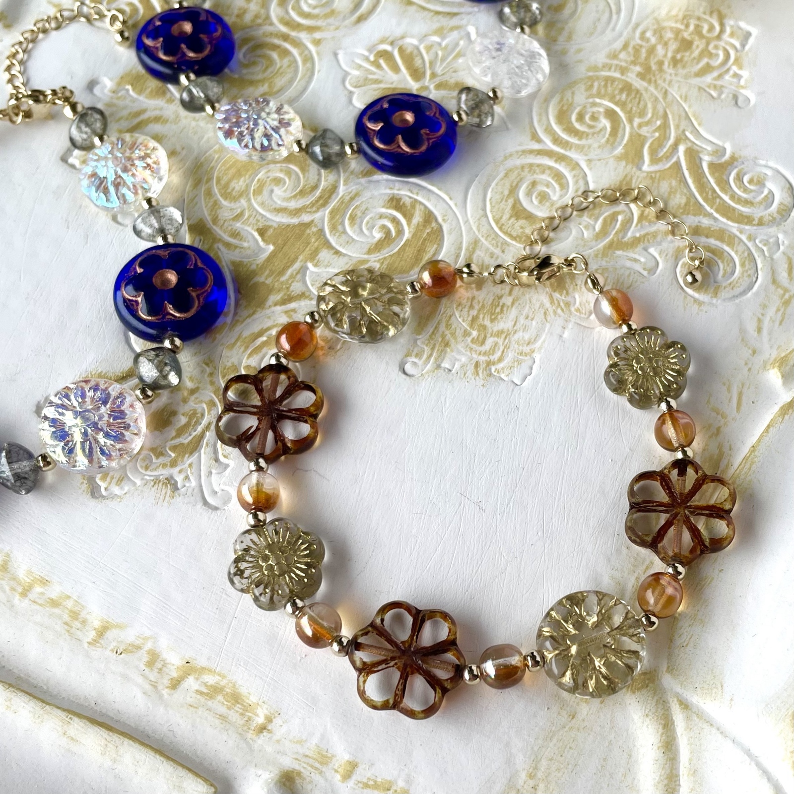 フラワーチェコビーズのキラキラガラスブレスレット - Tiara | minne