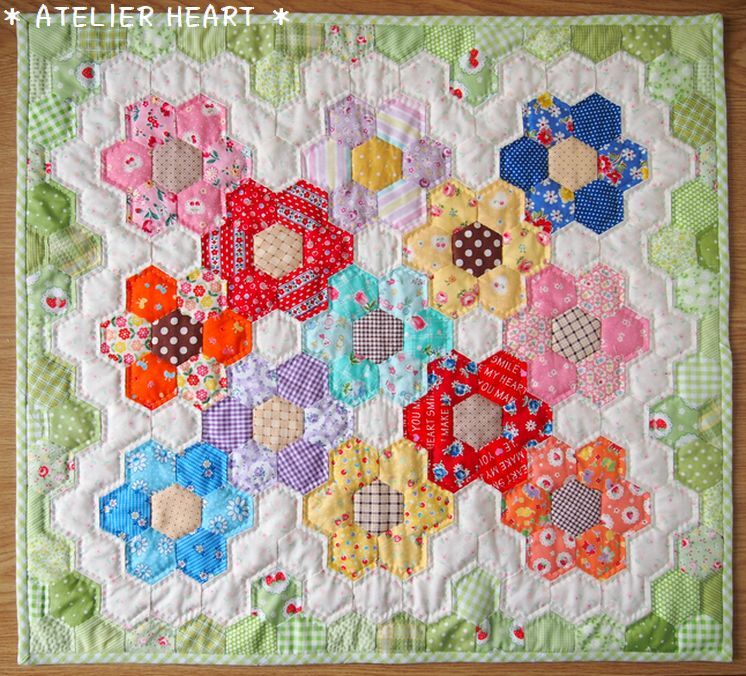 パッチワークキルト＊ヘキサゴンフラワーの爽やかグリーン＊ - ATELIER