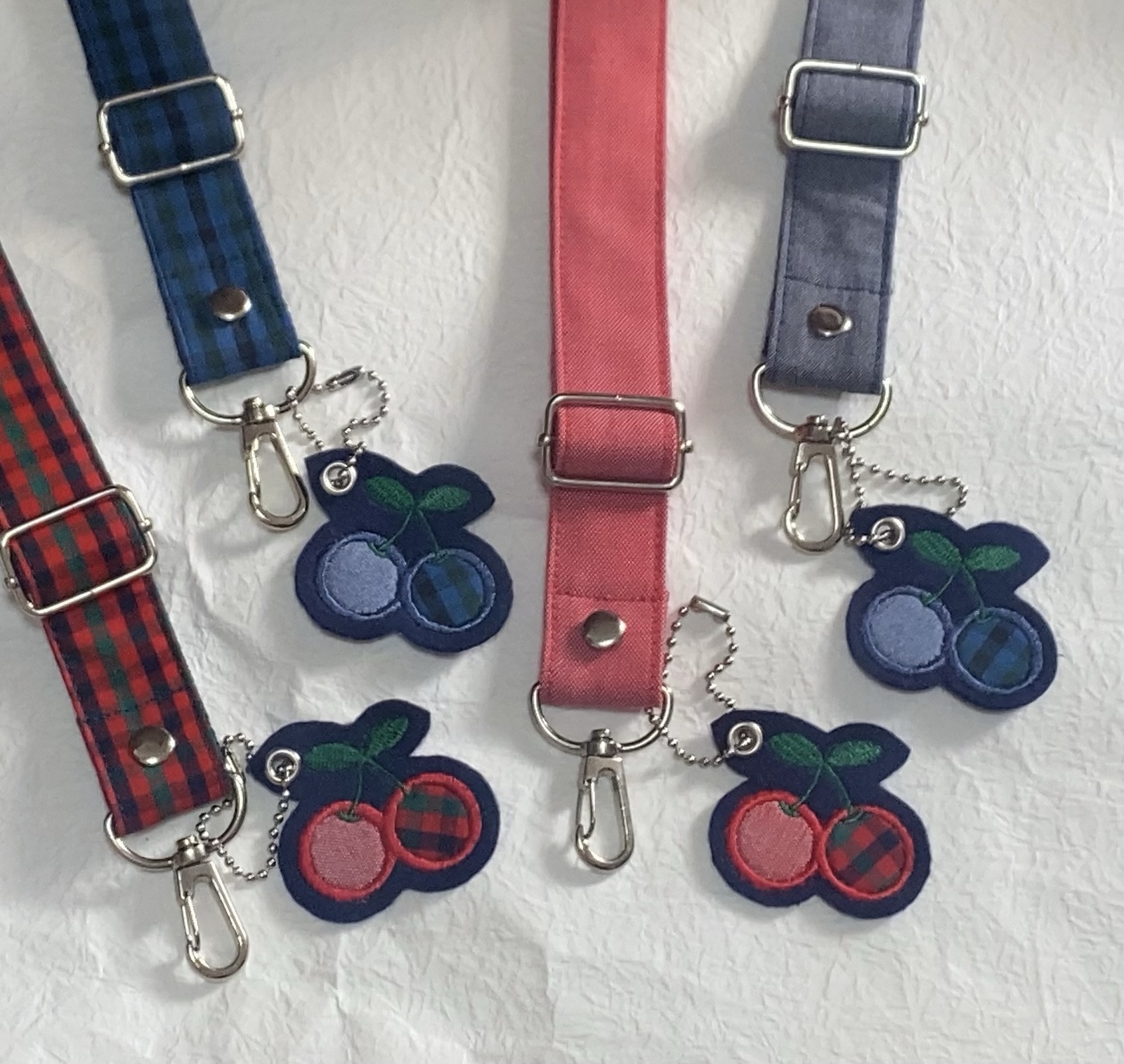 ハンドメイドチャーム付ファミリアチェック&デニムスマホストラップ