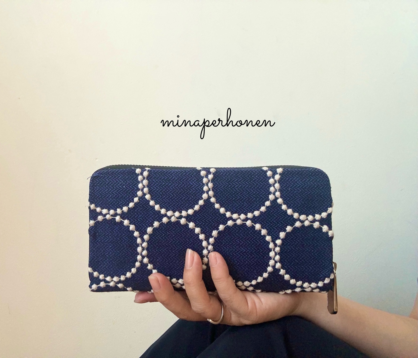 再販 新色 ミナペルホネン 財布 タンバリン ハンドメイド ネイビー