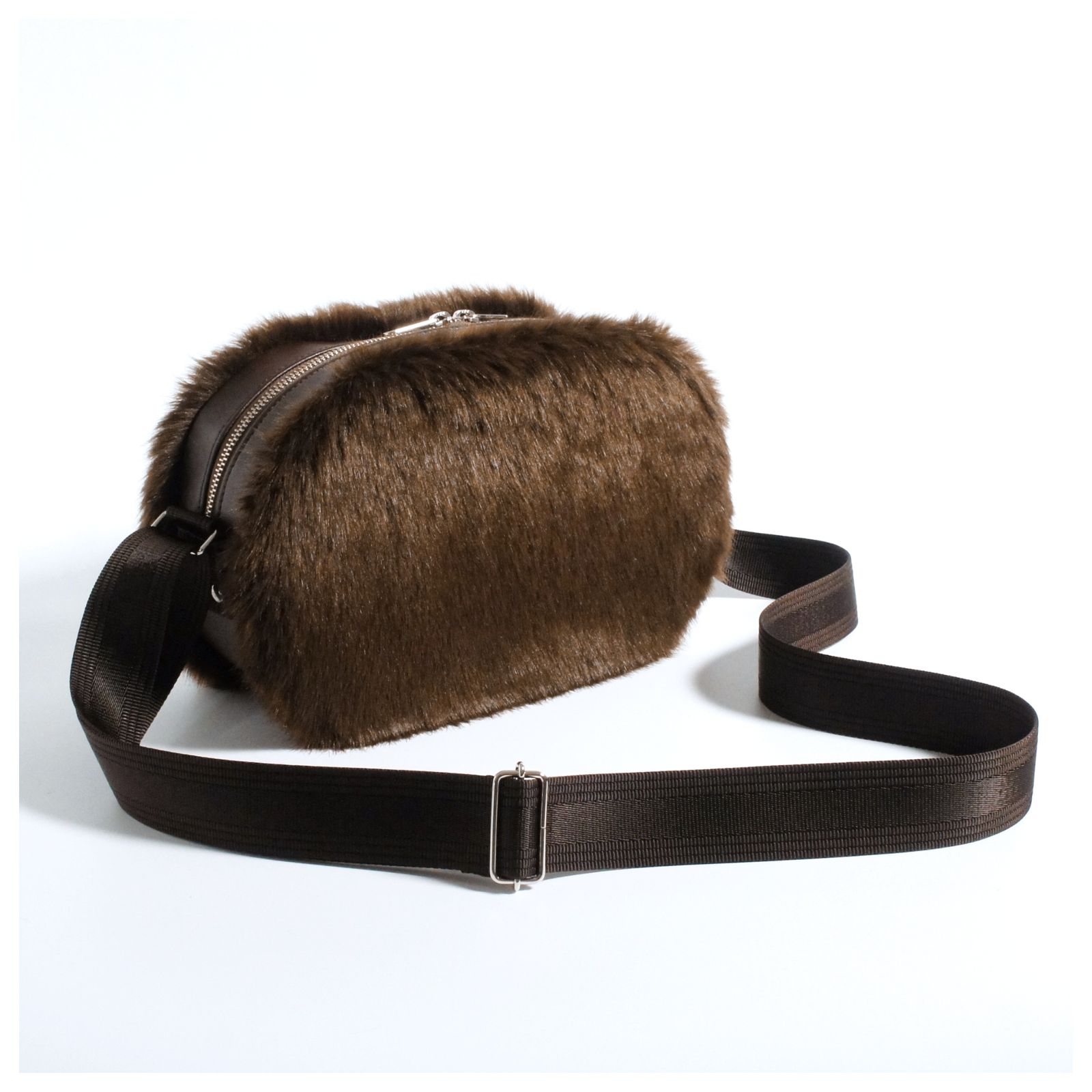 おしゃれしてお出かけしたくなるふわもこフェイクファーの大人な