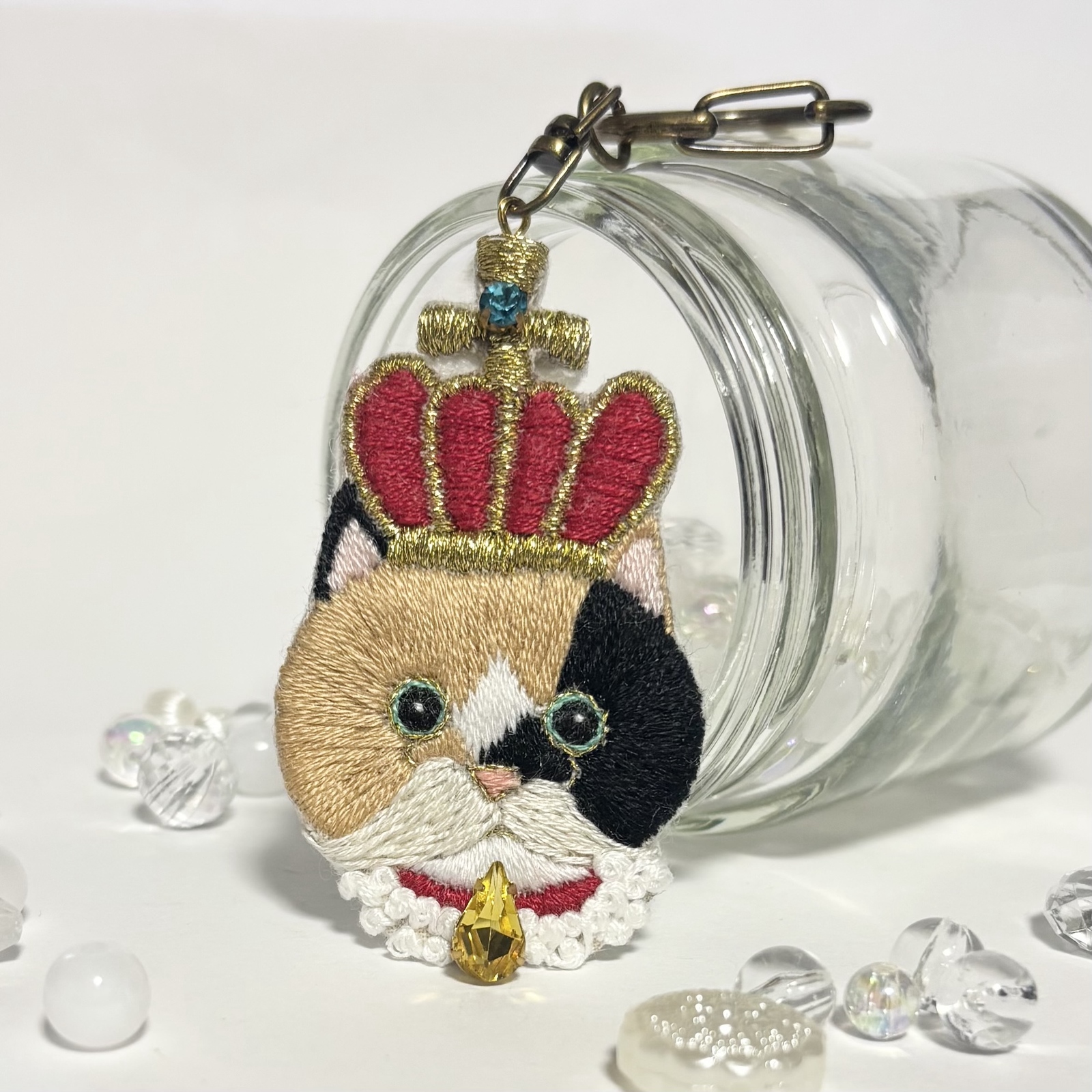 白い眉毛のハチワレ黒白猫の刺繍 アクセサリー 中サイズ ブローチ