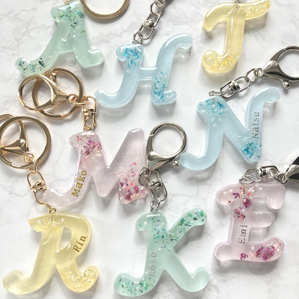 𓊆名入れ𓊇イニシャルキーホルダー レジン 花 アルファベット