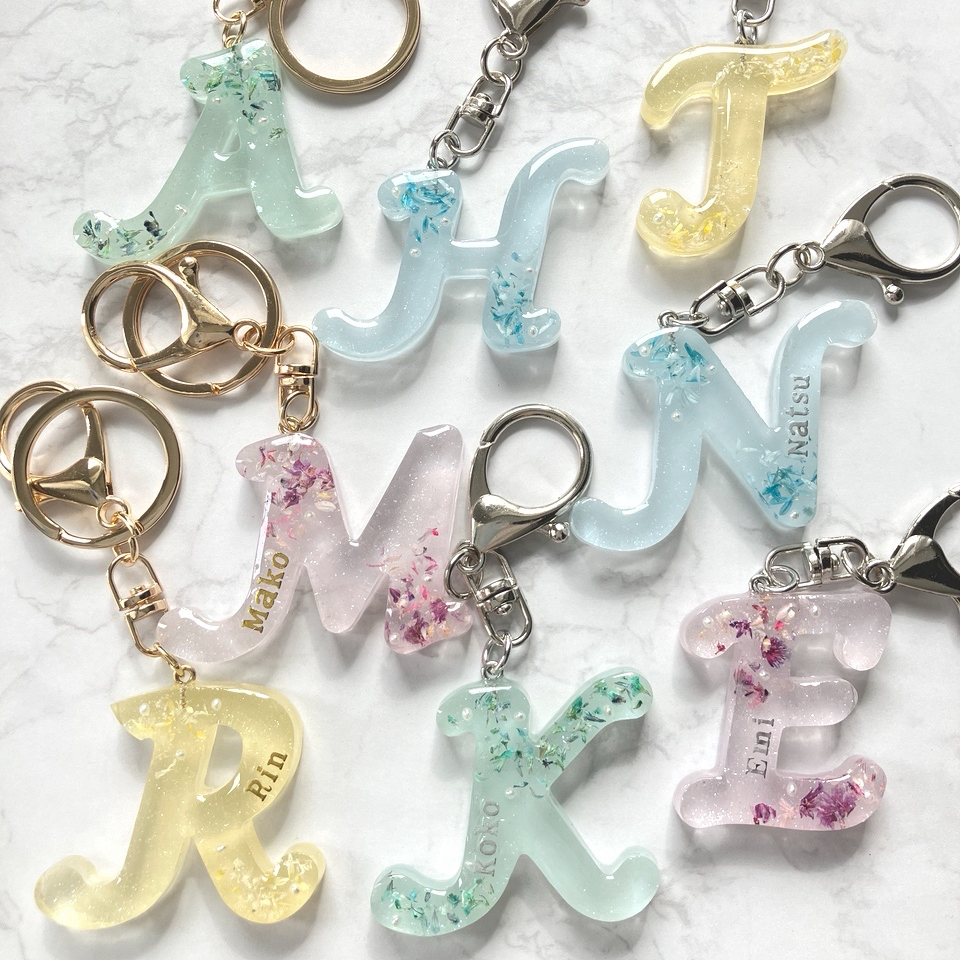 𓊆名入れ𓊇イニシャルキーホルダー レジン 花 アルファベット