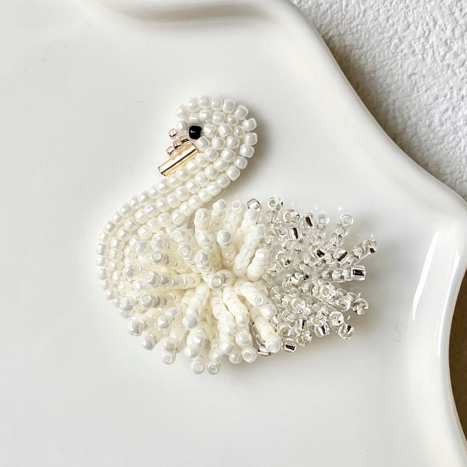 白鳥 ブローチ 立体的に輝く羽 - ryoca_tie gallery | minne byGMO