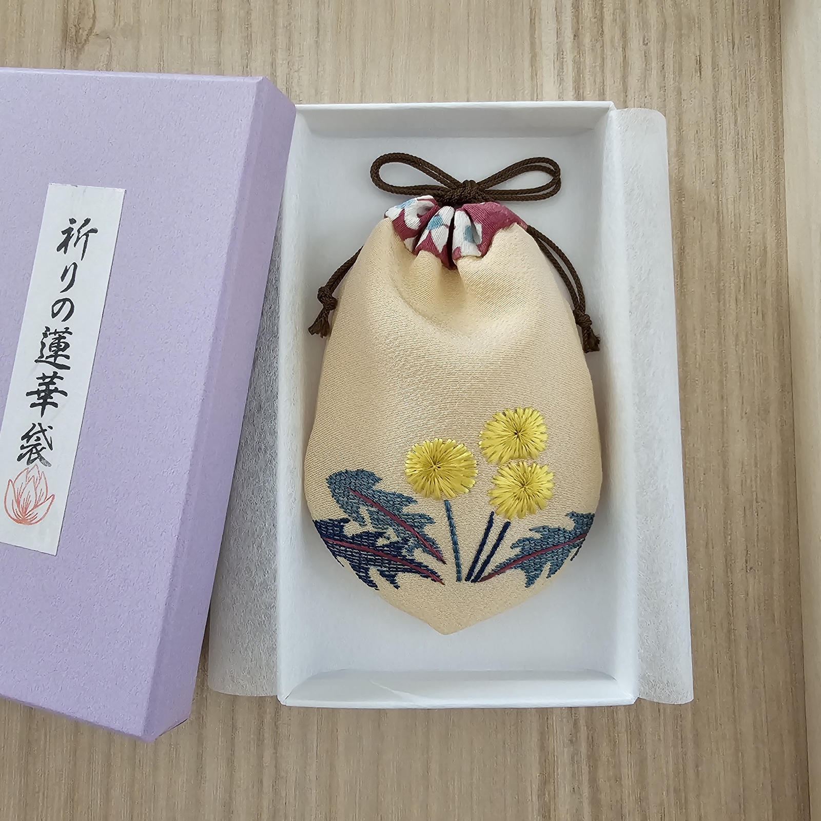 254 日本刺繍/祈りの蓮華袋「たんぽぽ」薄橙地 / お祝い 和のギフト